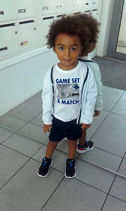 Cahill a rejoint le concours — aidez-le/la à gagner de superbes lots ! baby_toddler_clothing, electric_blue, floor, flooring, head, human_leg, jersey, joint, leg, person, shorts, shoulder, sleeve, sneakers, sock, sportswear, standing, t_shirt, thigh, toddler