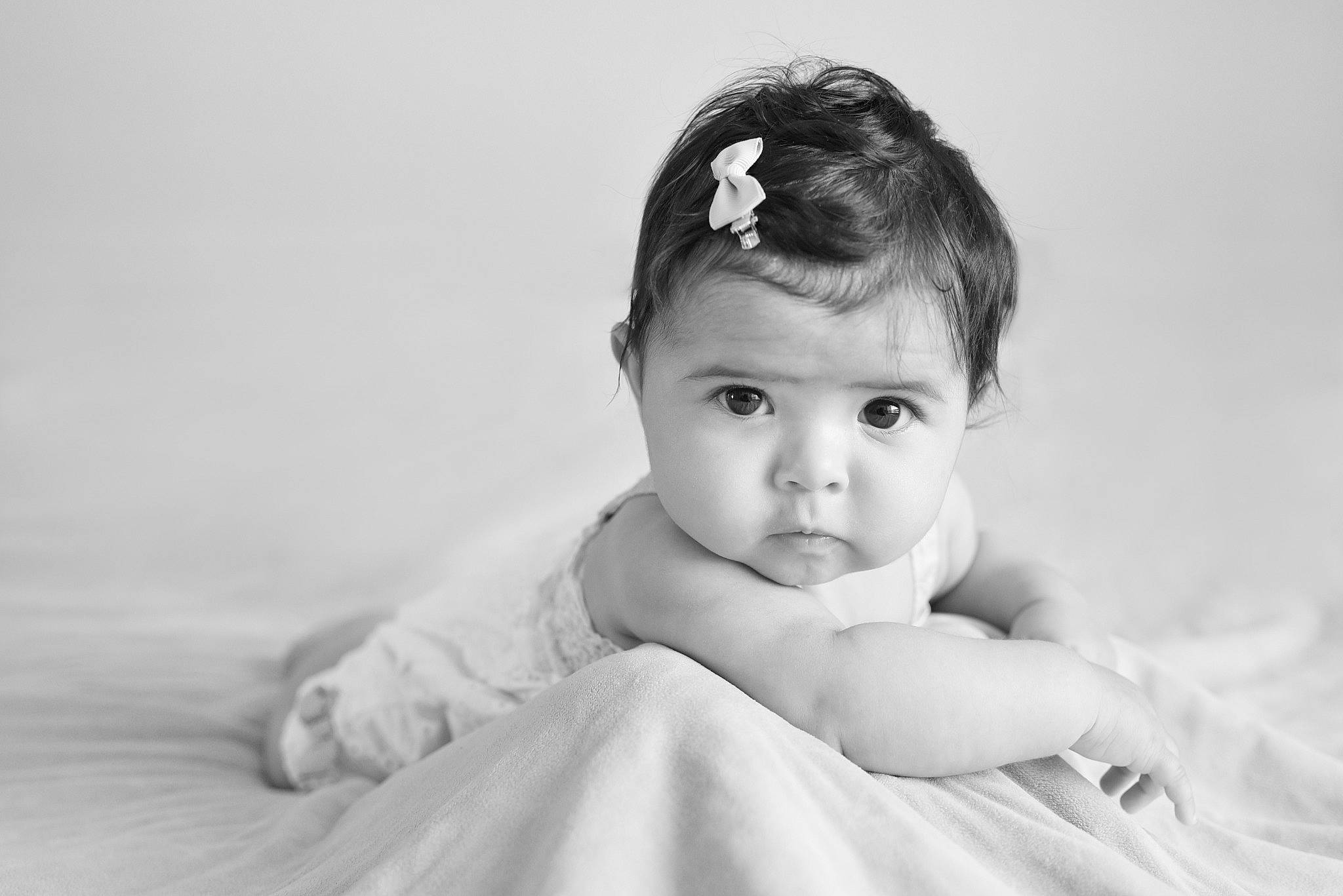 Mélyne a rejoint le concours — aidez-le/la à gagner de superbes lots ! arm, baby, black_and_white, cheek, child, eye, face, head, iris, monochrome, monochrome_photography, nose, person, photo_shoot, photograph, photography, portrait, portrait_photography, snapshot, toddler