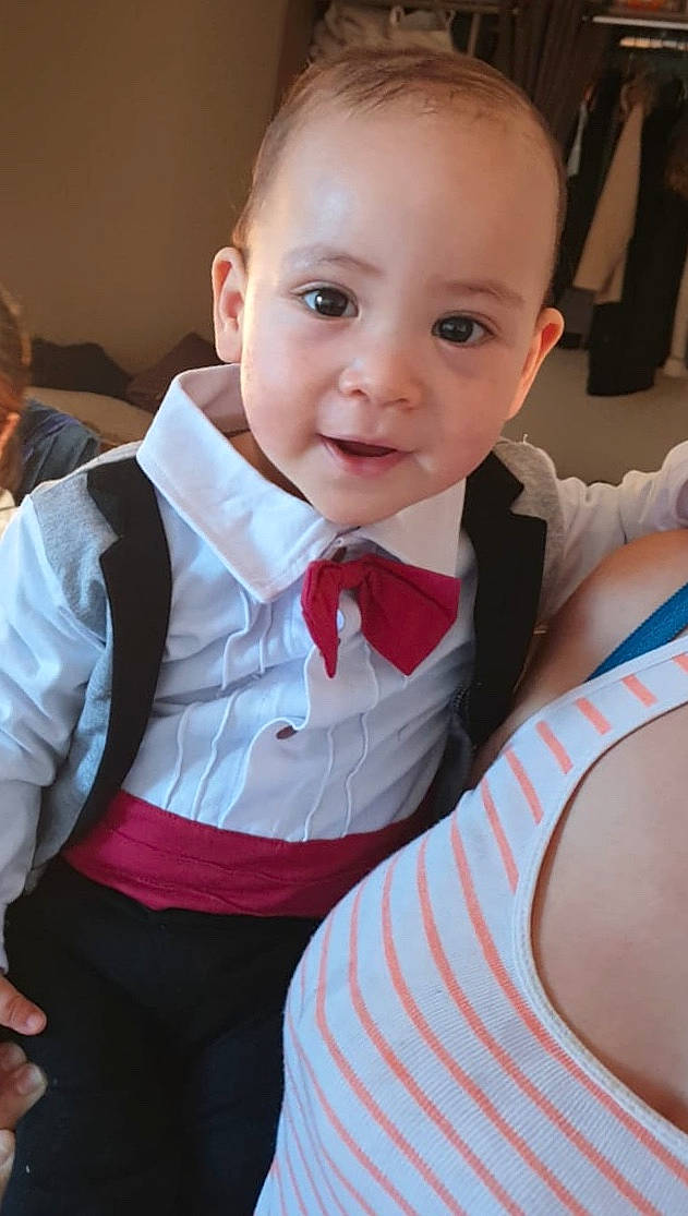 Sanji a rejoint le concours — aidez-le/la à gagner de superbes lots ! baby, baby_toddler_clothing, bow_tie, chin, collar, dress, dress_shirt, facial_expression, fashion, finger, happy, iris, joint, mammal, neck, person, shoulder, skin, sleeve, standing