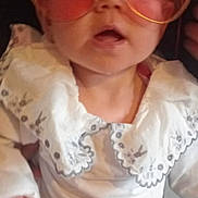 Flora a rejoint le concours — aidez-le/la à gagner de superbes lots ! black_belt, child, clothing, curious_expression, cute, embroidered_collar, face, fashion, hand, heart_shaped_glasses, indoor, light_blue_pants, open_mouth, person, pink_glasses, portrait, sunglasses, toddler, white_blouse, young_child