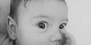 Flora a rejoint le concours — aidez-le/la à gagner de superbes lots ! baby, black_and_white, blanket, child, close_up, cozy, curious, cute, expression, eyes, face, hand, indoors, infant, newborn, portrait, sleepwear, soft_lighting, thumb, young_child