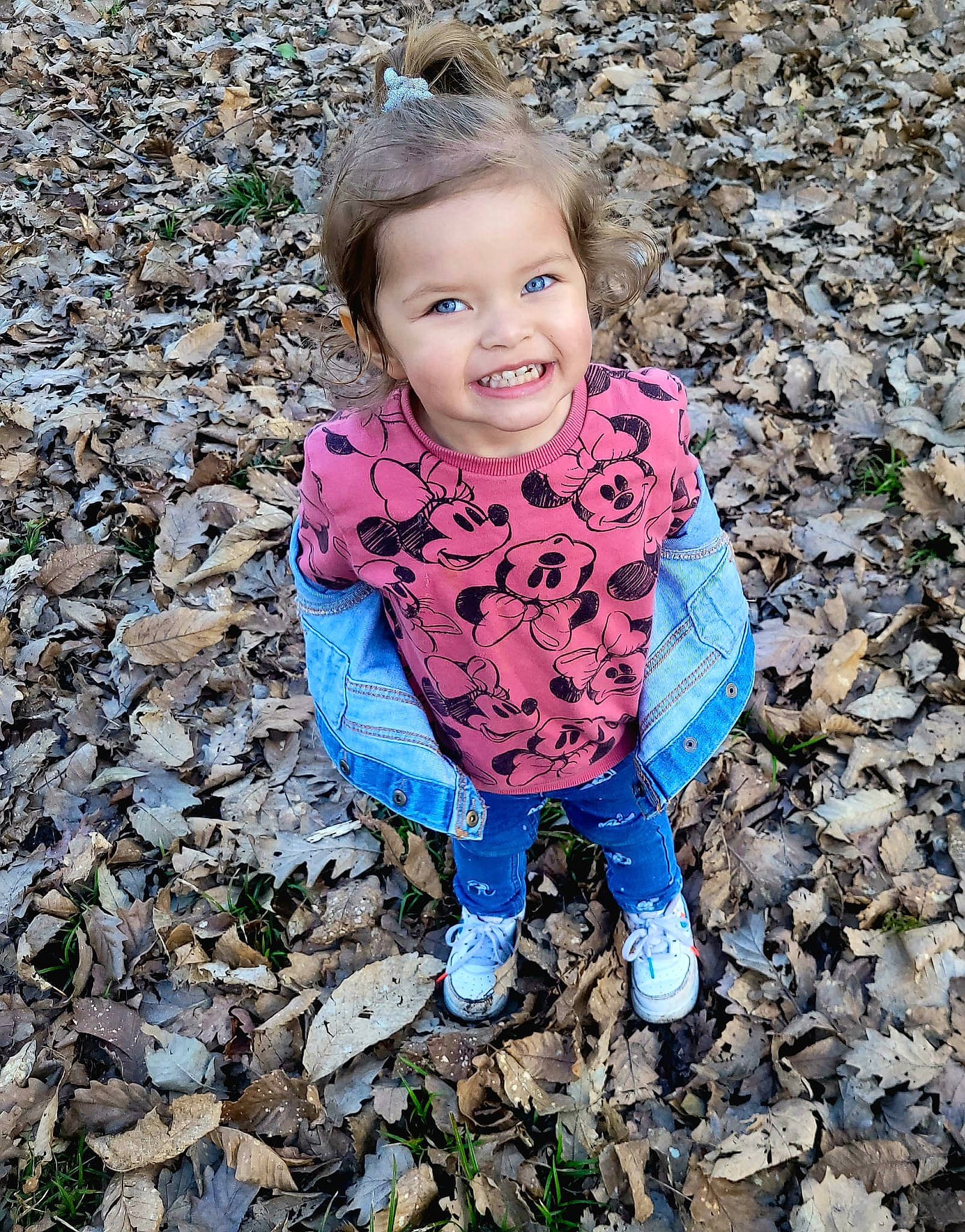 Inaé participe au concours pour gagner de l'argent avec cette photo : adaptation, baby, baby_toddler_clothing, child, electric_blue, fun, grass, happy, joy, landscape, pattern, people_in_nature, person, plant, rock, sand, sitting, smile, soil, toddler