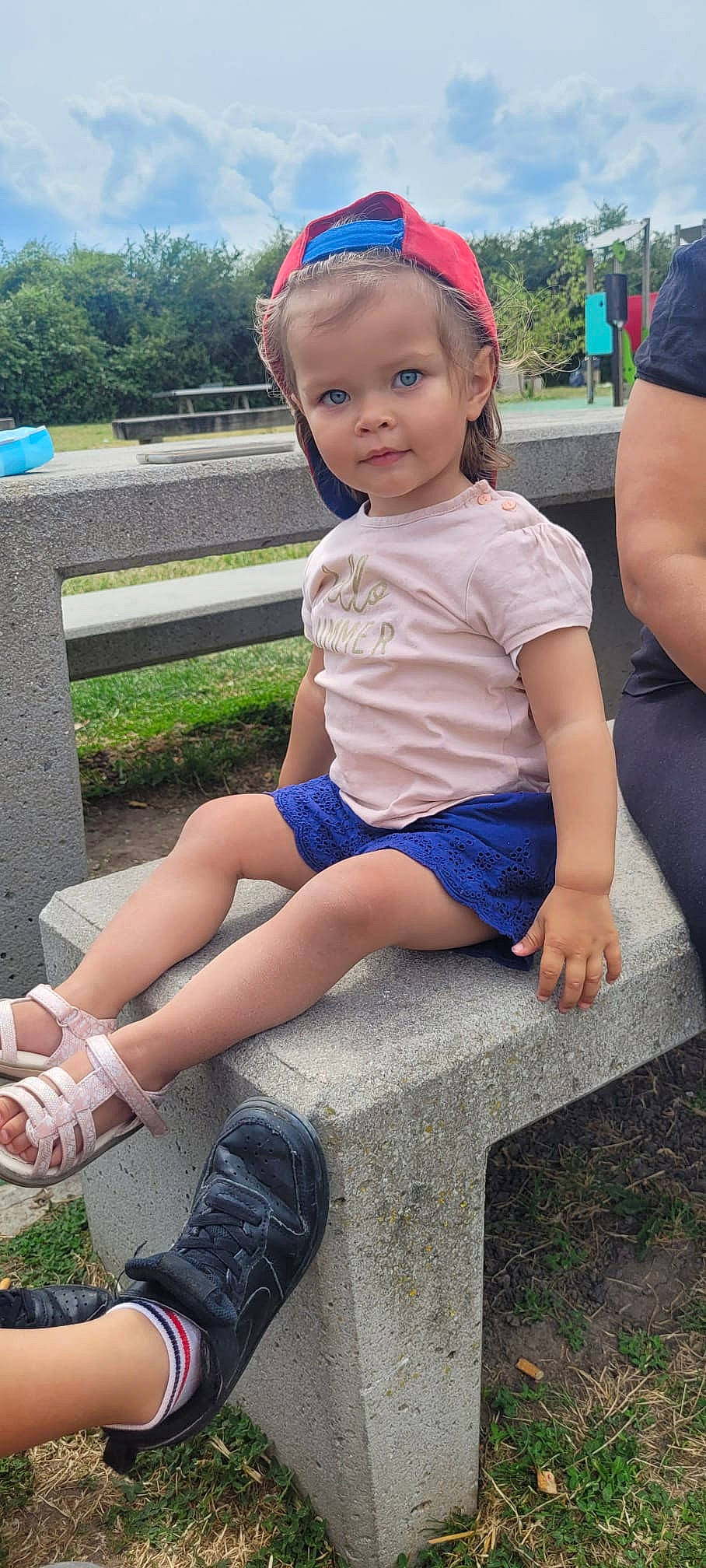 Inaé a rejoint le concours — aidez-le/la à gagner de superbes lots ! baby_toddler_clothing, beauty, blue, cool, electric_blue, grass, green, hairstyle, knee, lap, leg, leisure, person, photograph, pink, plant, shorts, snapshot, summer, thigh