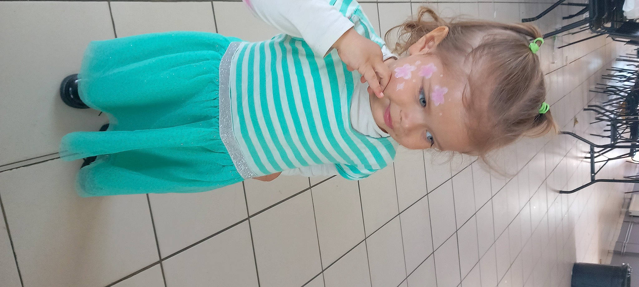 Inaé participe au concours pour gagner de l'argent avec cette photo : baby, baby_products, baby_toddler_clothing, chest, child, elbow, flooring, fun, gesture, green, happy, joint, leisure, pattern, person, sleeve, smile, toddler