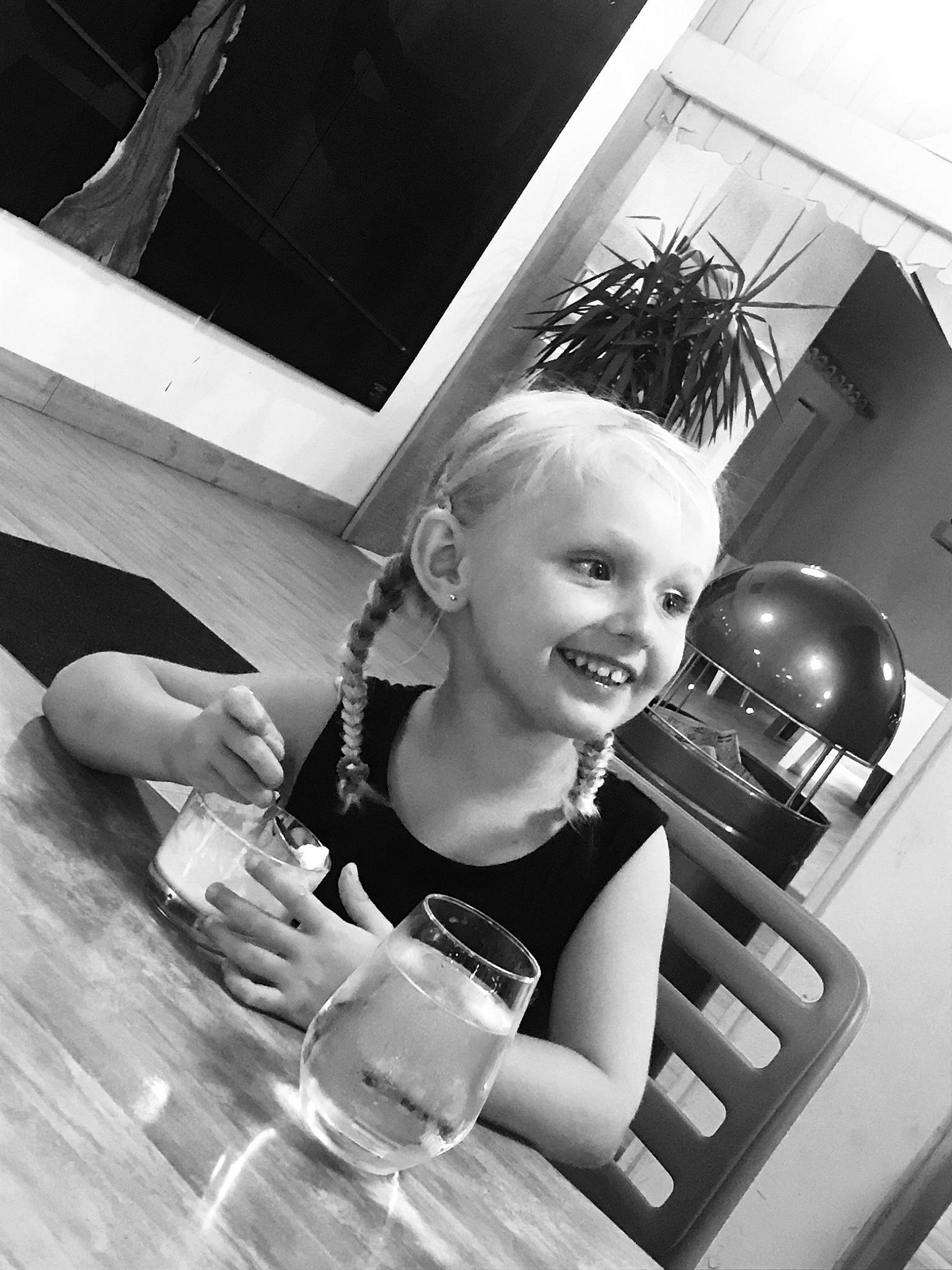 Candice a rejoint le concours — aidez-le/la à gagner de superbes lots ! black, black_and_white, child, eye, facial_expression, fun, joy, monochrome, monochrome_photography, person, photograph, photography, recreation, room, sitting, smile, snapshot, technology, toddler, vacation