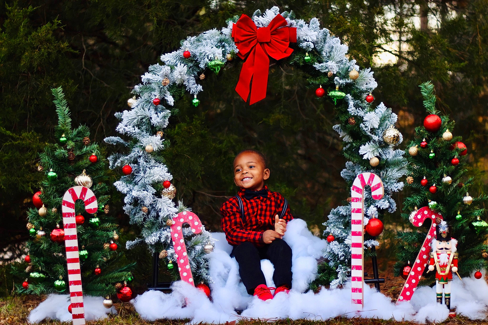 Kacen is registered to the contest to win money with this photo: arch, branch, christmas, christmas_decoration, christmas_eve, christmas_ornament, decoration, event, evergreen, fun, green, happy, holiday, holiday_ornament, joy, leaf, person, plant, red, smile