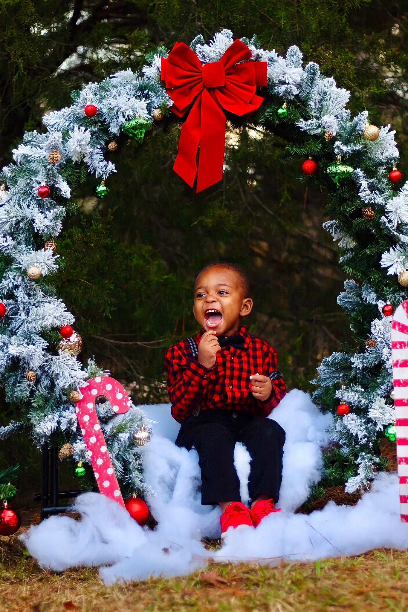 Kacen is registered to the contest to win money with this photo: architecture, botany, branch, christmas, christmas_decoration, christmas_ornament, event, happy, holiday, holiday_ornament, leaf, ornament, outerwear, person, photograph, red, smile, white, woody_plant, world