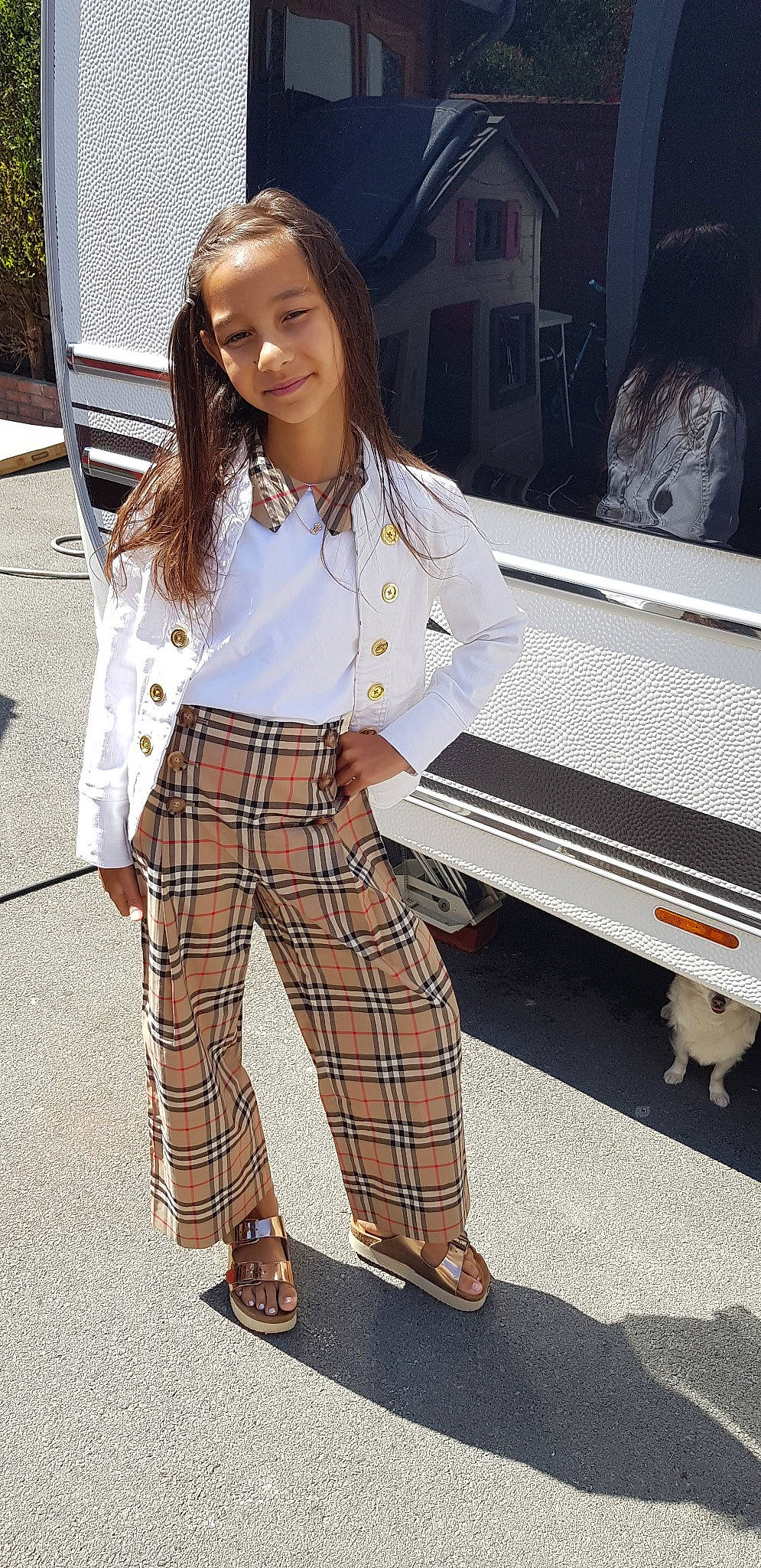 Cerise participe au concours pour gagner de l'argent avec cette photo : clothing, design, fashion, fashion_accessory, fashion_design, footwear, joy, leg, long_hair, pattern, person, plaid, shirt, shoe, street_fashion, style, tartan, textile, tights, uniform