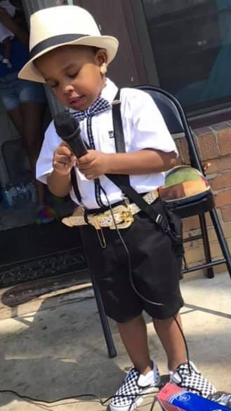 Maison is registered to the contest to win money with this photo: baby, baby_products, bag, child, fashion_accessory, fun, hat, headwear, human_leg, jewellery, knee, luggage_and_bags, person, recreation, standing, street, street_fashion, sun_hat, toddler, tourism