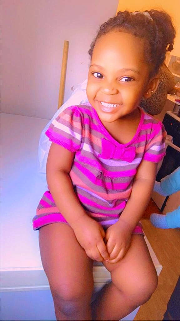 Eben L. a rejoint le concours — aidez-le/la à gagner de superbes lots ! cheek, eye, eyebrow, face, facial_expression, hairstyle, head, human_body, joint, joy, leg, lip, mouth, muscle, neck, person, pink, purple, shoulder, skin