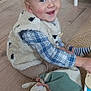 Léon a rejoint le concours — aidez-le/la à gagner de superbes lots ! toddler, child, smiling, indoor, plaid_shirt, fleece_vest, toy, stuffed_animal, wooden_floor, rug, person, happy, cute, sitting, playful, home, casual_clothing, blond_hair, cheerful, cozy