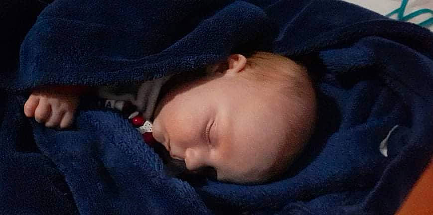 Louna a rejoint le concours — aidez-le/la à gagner de superbes lots ! baby, baby_toddler_clothing, bedtime, cheek, child, comfort, darkness, electric_blue, eye, eyebrow, grey, linens, nap, nose, person, portrait_photography, skin, sleep, sleeve, toddler