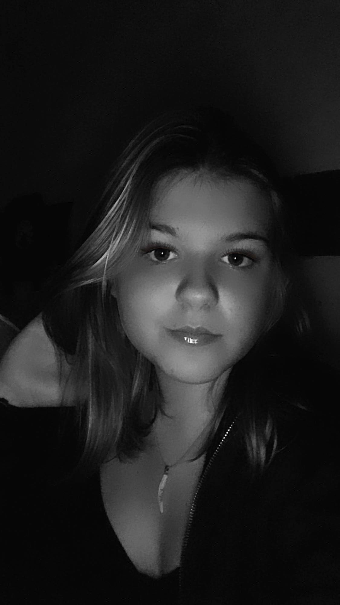 Kelia participe au concours pour gagner de l'argent avec cette photo : black_and_white, darkness, eyebrow, eyelash, flash_photography, fun, jaw, jewellery, lip, long_hair, midnight, monochrome, monochrome_photography, mouth, necklace, person, portrait, portrait_photography, smile, standing