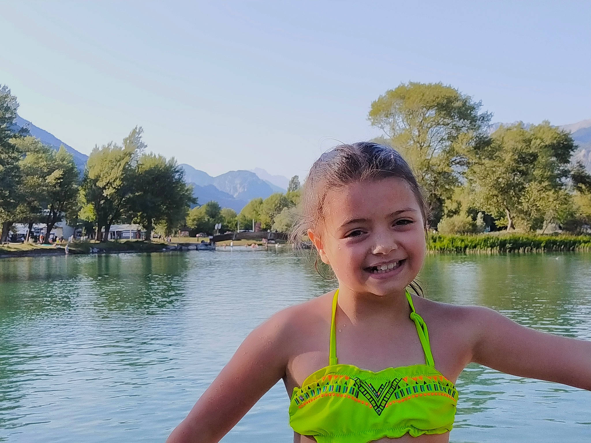 Ahna participe au concours pour gagner de l'argent avec cette photo : bank, child, fun, happy, holiday, joy, lake, lake_district, leisure, people_in_nature, person, personal_protective_equipment, recreation, reservoir, sky, smile, spring, swimwear, toddler, travel