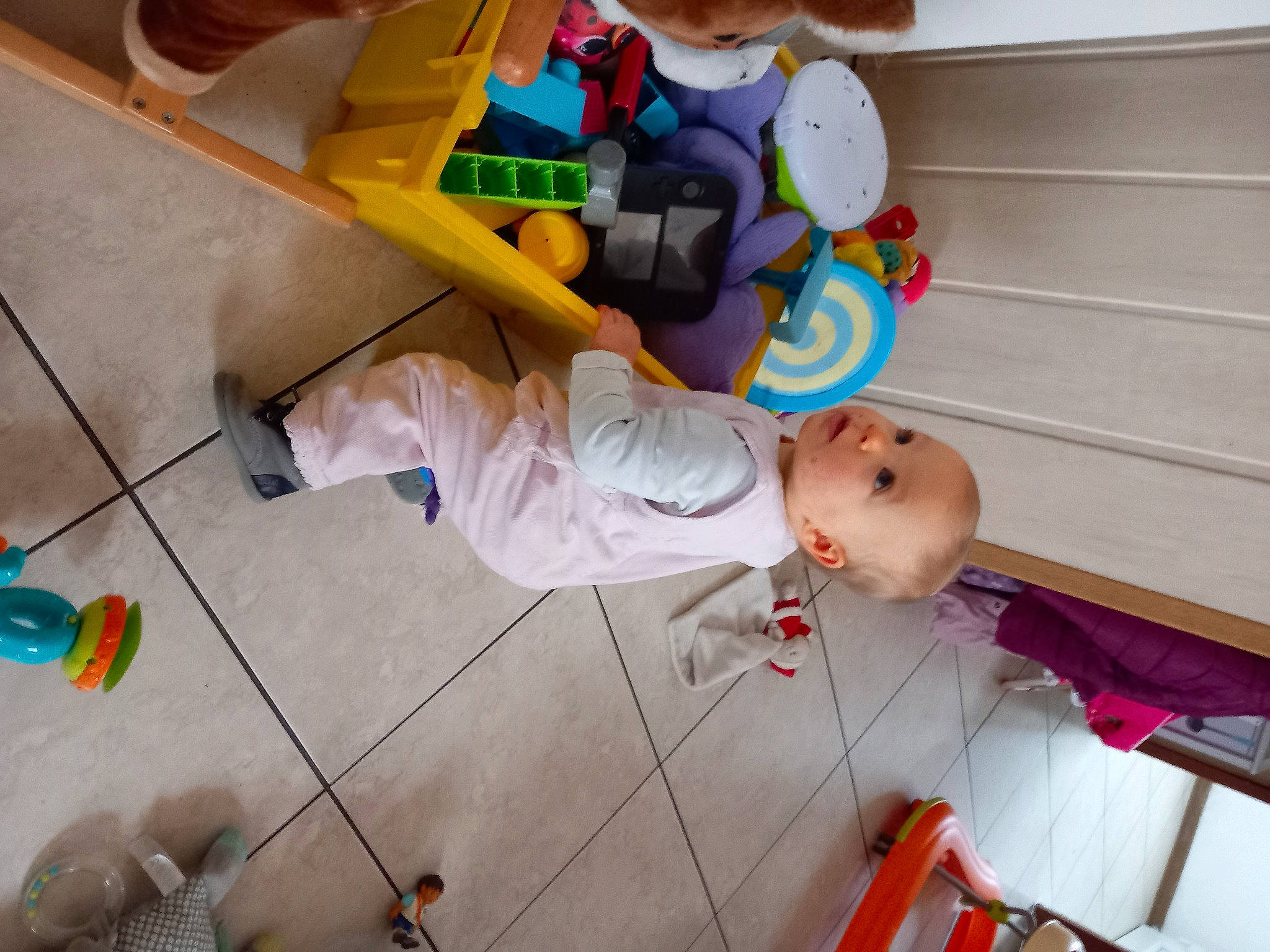 Anais participe au concours pour gagner de l'argent avec cette photo : baby, baby_products, baby_toddler_clothing, baby_toys, child, flooring, fun, hardwood, person, plastic, play, room, suit, toddler, toy, wood