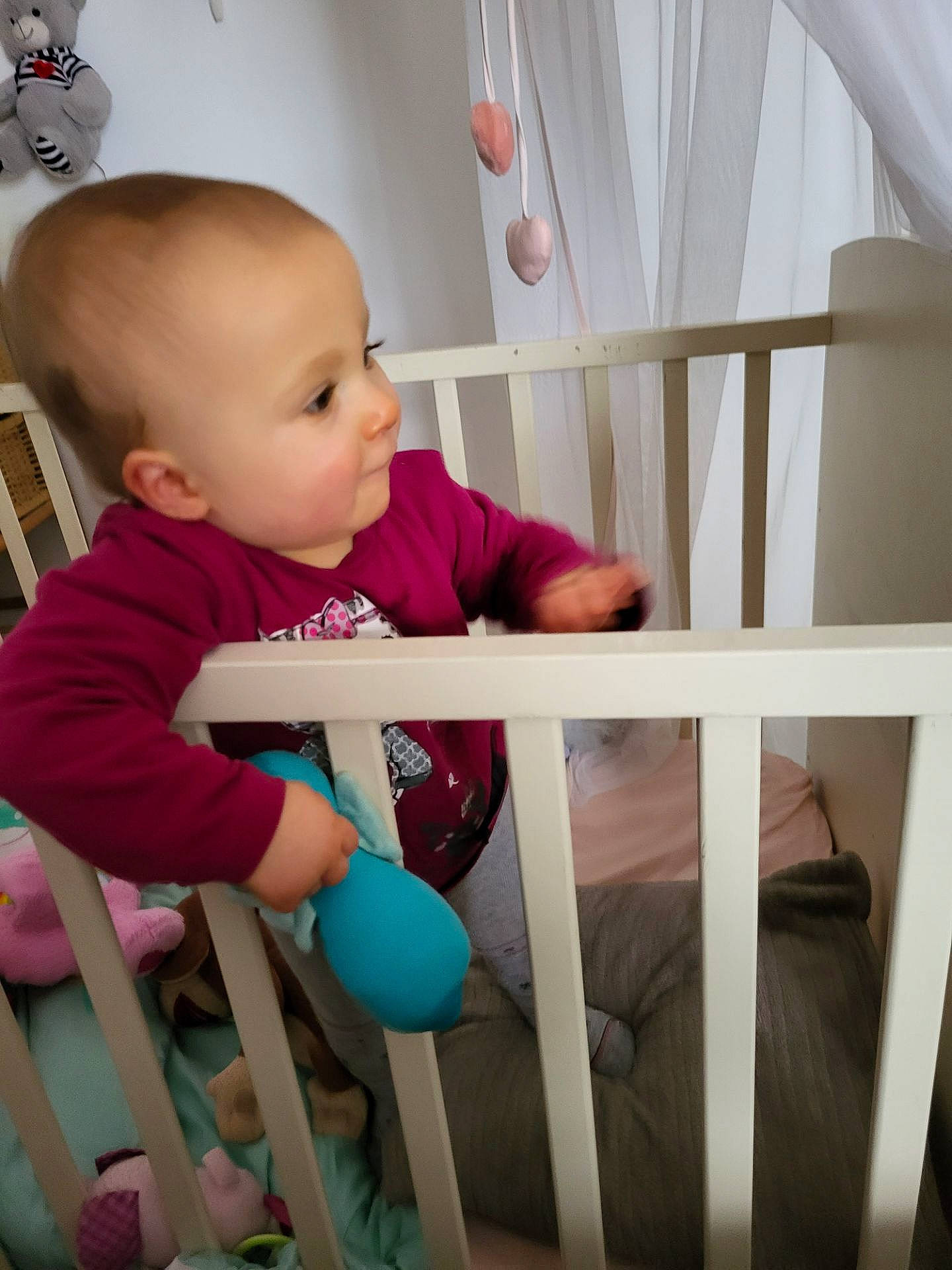 Anais a rejoint le concours — aidez-le/la à gagner de superbes lots ! baby, baby_products, baby_safety, baby_toddler_clothing, child, comfort, cradle, facial_expression, happy, human_body, infant_bed, nursery, person, pink, room, sitting, skin, sleeve, standing, t_shirt