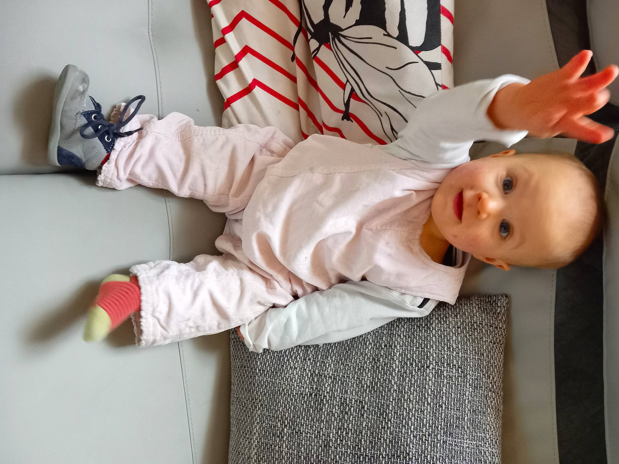 Anais a rejoint le concours — aidez-le/la à gagner de superbes lots ! baby, baby_products, baby_toddler_clothing, carmine, child, comfort, flooring, hat, knee, linens, nightwear, pajamas, pattern, person, room, sitting, sleeve, textile, toddler