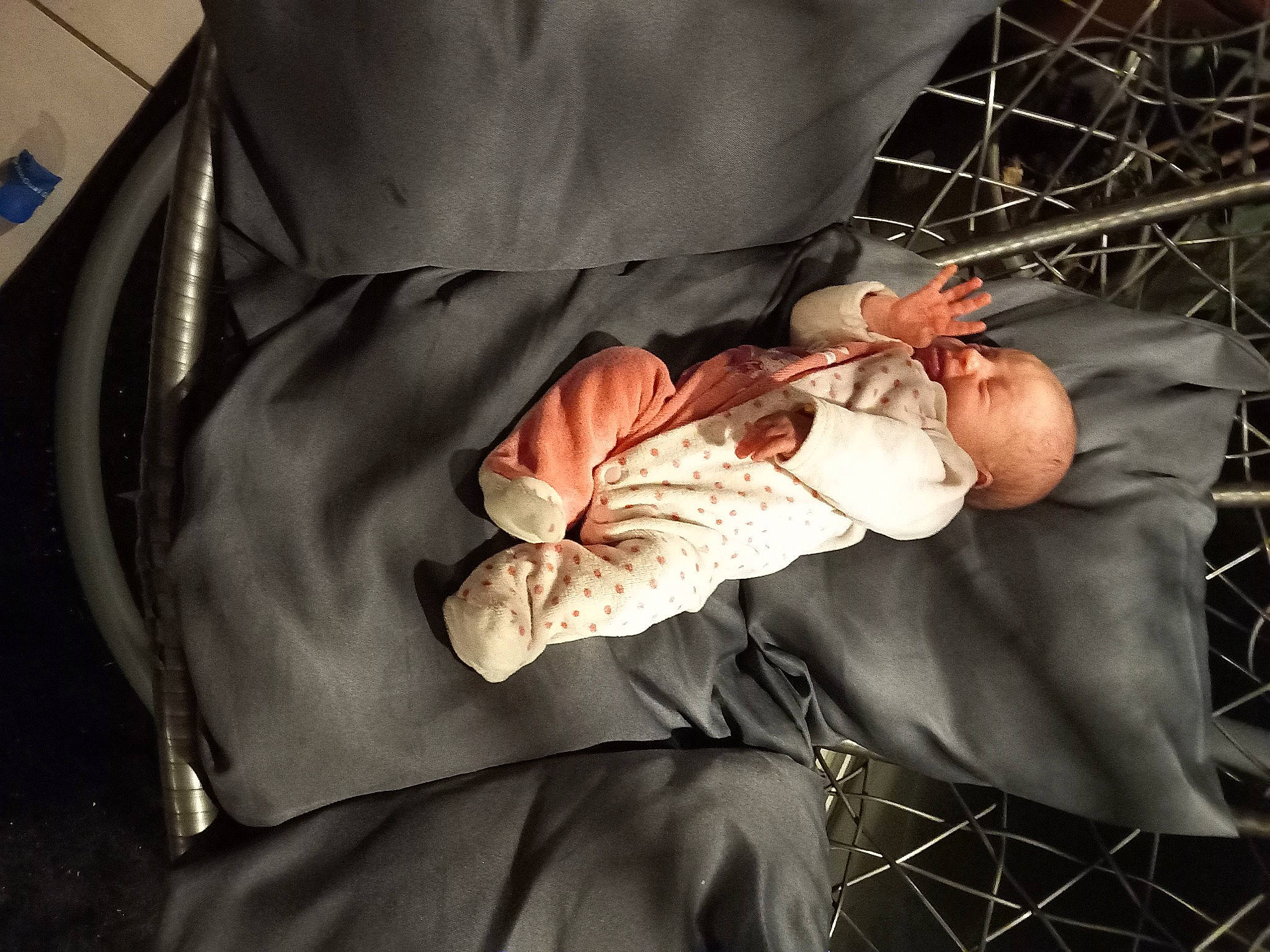 Anaïs a rejoint le concours — aidez-le/la à gagner de superbes lots ! baby, child, comfort, couch, elbow, event, finger, flash_photography, gesture, hand, leg, linens, nap, person, room, sitting, sleep, sleeve, textile, tree