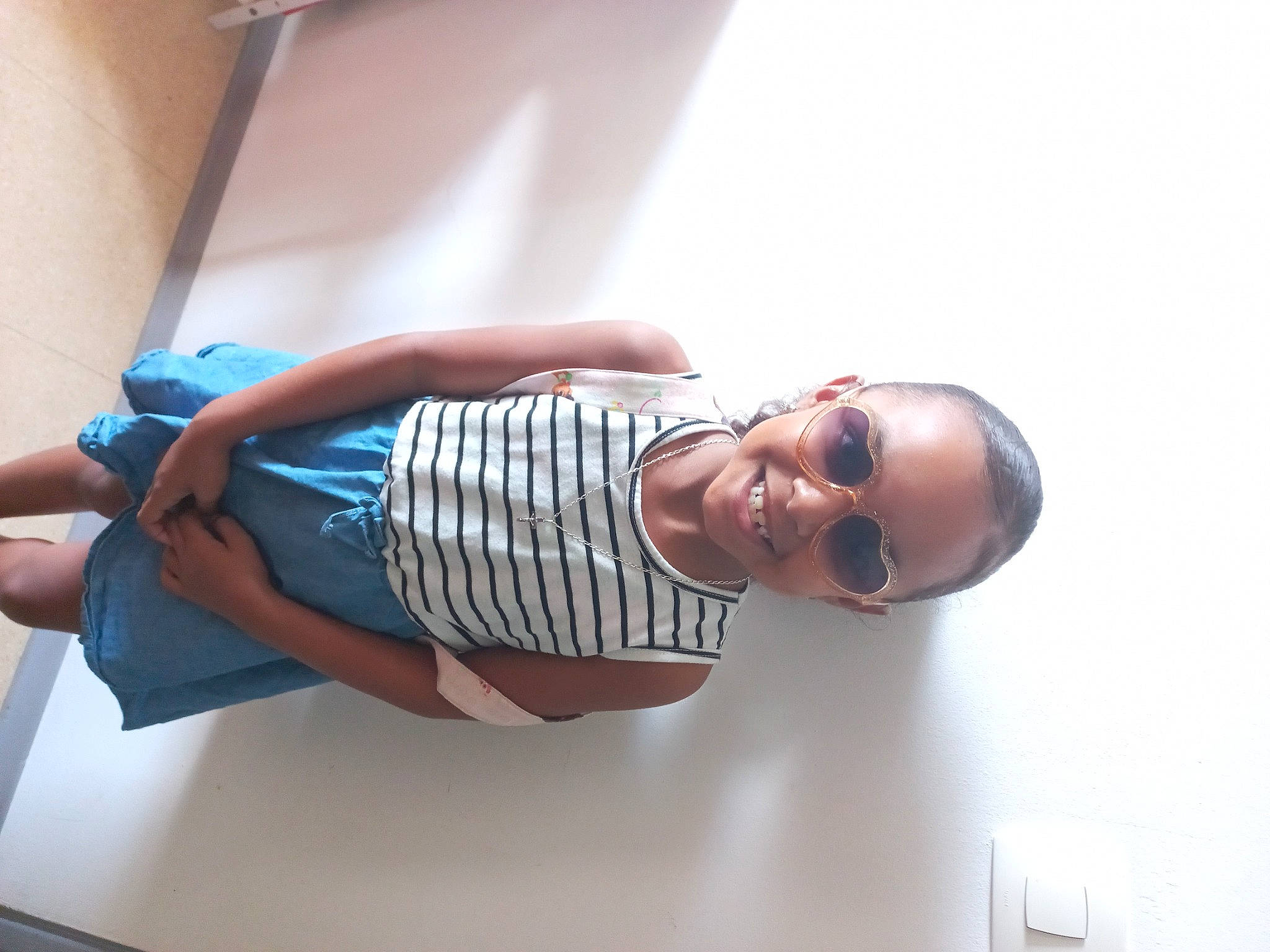 Nawël a rejoint le concours — aidez-le/la à gagner de superbes lots ! arm, child, comfort, elbow, eyewear, fun, happy, human_leg, joint, joy, knee, light_switch, person, room, sitting, sleeve, smile, stairs, thigh, waist