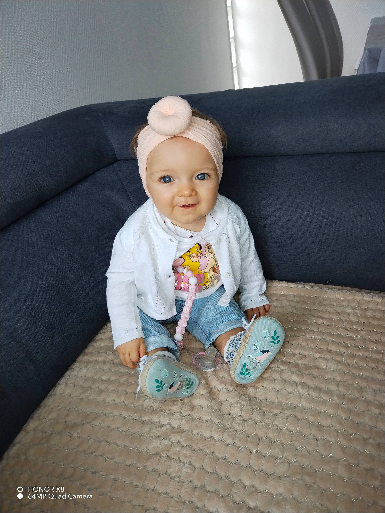 Juliana a rejoint le concours — aidez-le/la à gagner de superbes lots ! baby, baby_toddler_clothing, child, comfort, couch, eye, face, flooring, fun, happy, head, joy, linens, person, room, sitting, sleeve, smile, sock, t_shirt