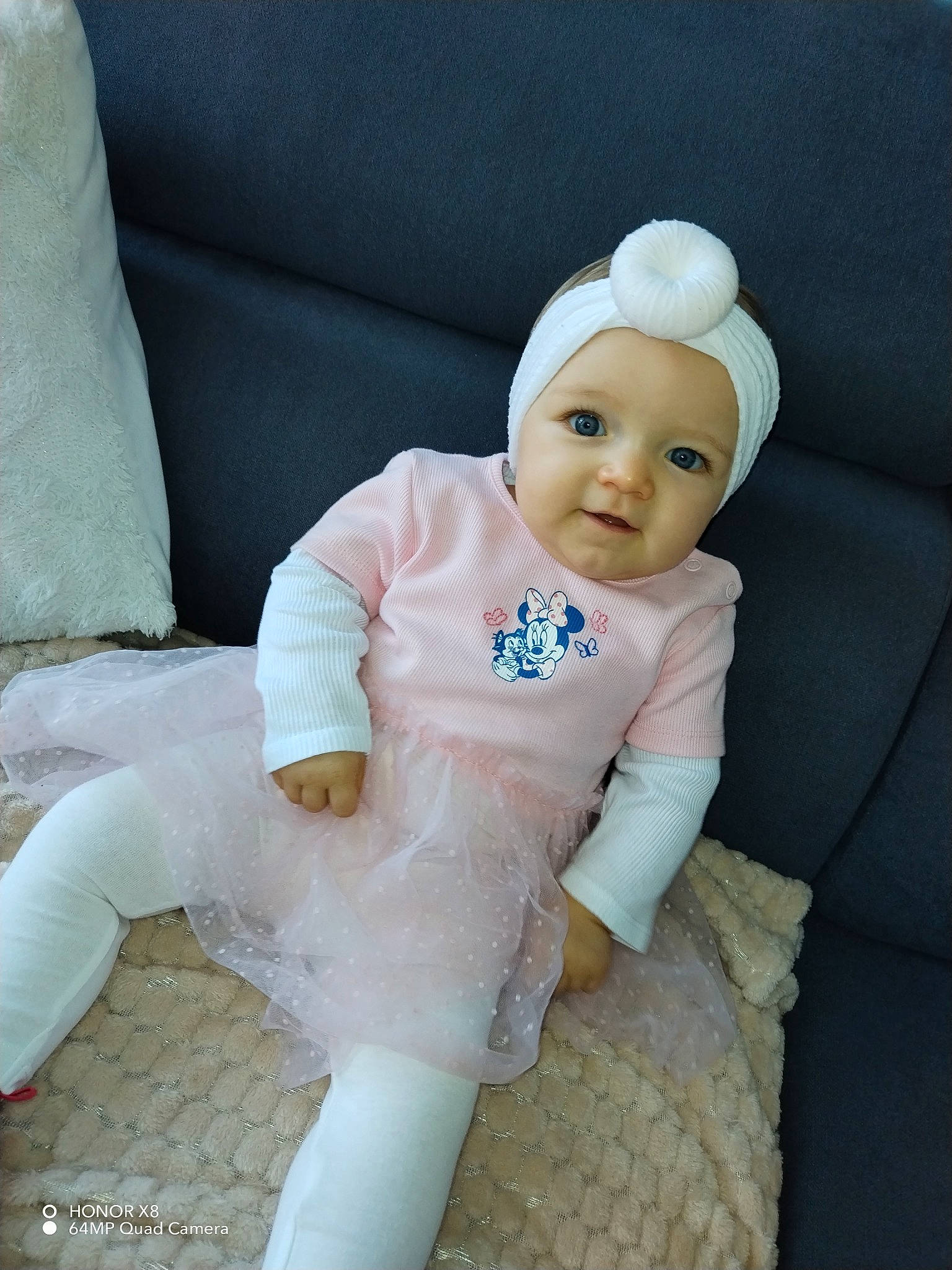Juliana participe au concours pour gagner de l'argent avec cette photo : baby, baby_toddler_clothing, cap, cheek, child, comfort, doll, fashion_accessory, headwear, linens, person, sitting, skin, sleeve, smile, textile, thumb, toddler, toy, white