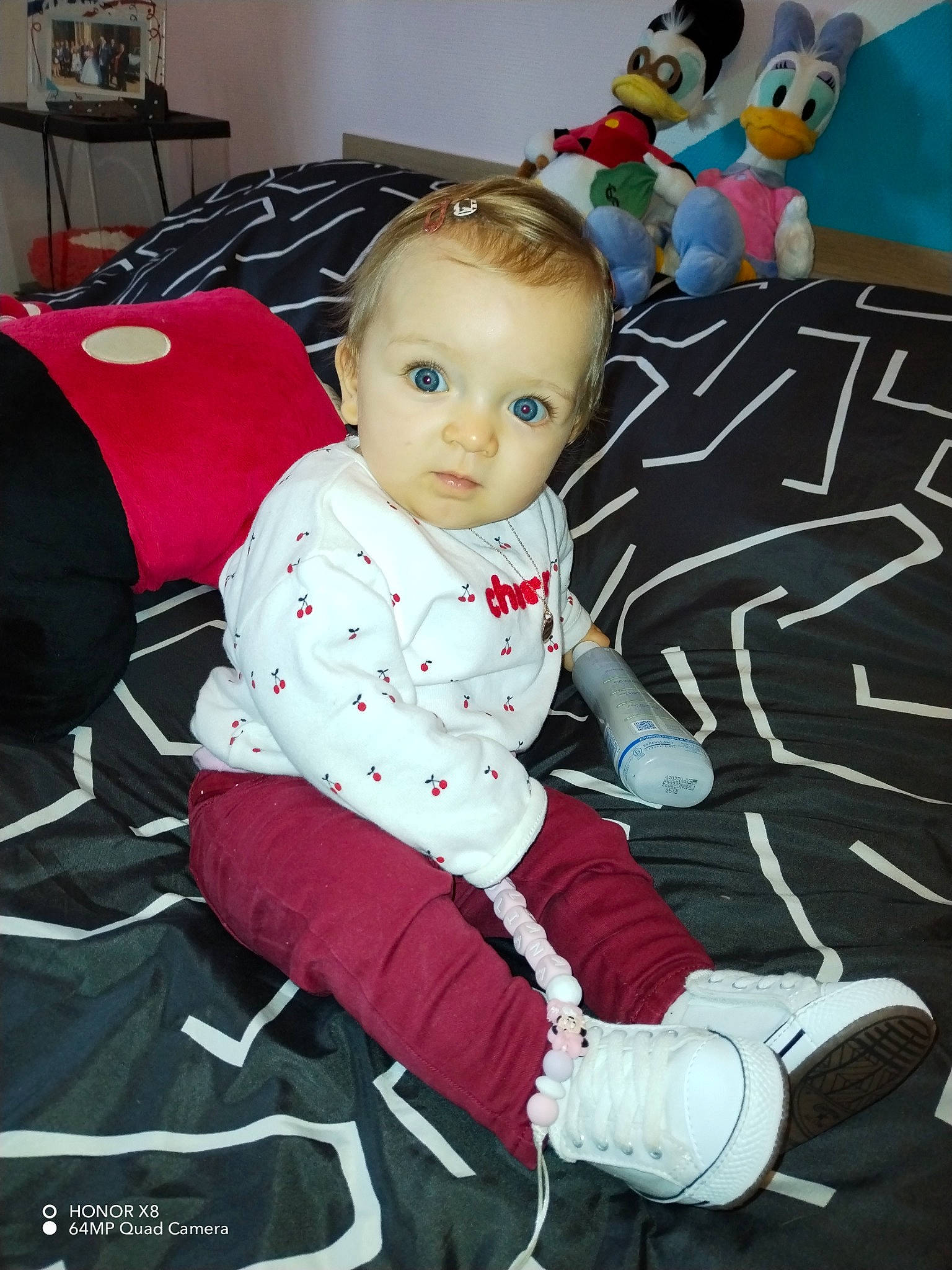 Juliana a rejoint le concours — aidez-le/la à gagner de superbes lots ! baby, baby_toddler_clothing, cheek, comfort, event, facial_expression, flooring, fun, happy, head, holiday, lap, person, photograph, pink, sitting, sleeve, sock, stuffed_toy, toddler