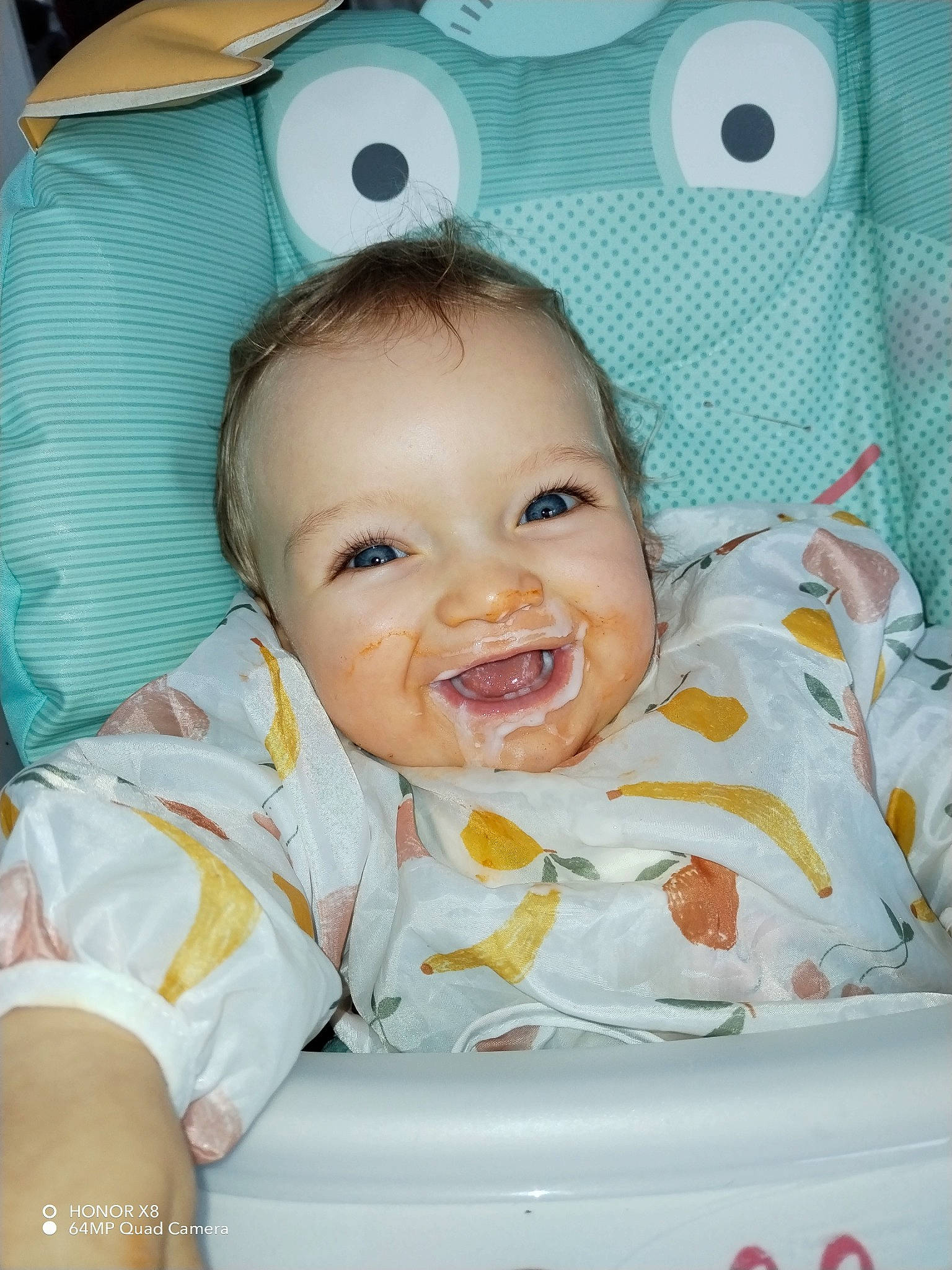 Juliana a rejoint le concours — aidez-le/la à gagner de superbes lots ! baby, baby_laughing, baby_products, baby_safety, baby_toddler_clothing, cheek, child, comfort, fun, happy, iris, joy, linens, nose, person, room, sitting, skin, sleeve, smile