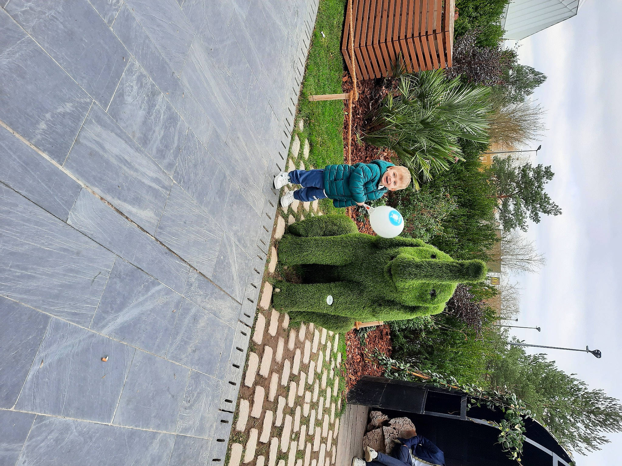 Manoé participe au concours pour gagner de l'argent avec cette photo : building, city, condominium, facade, grass, joy, landscape, leisure, person, plant, road_surface, roof, shrub, sidewalk, sky, slope, terrestrial_plant, tree, urban_design, wall