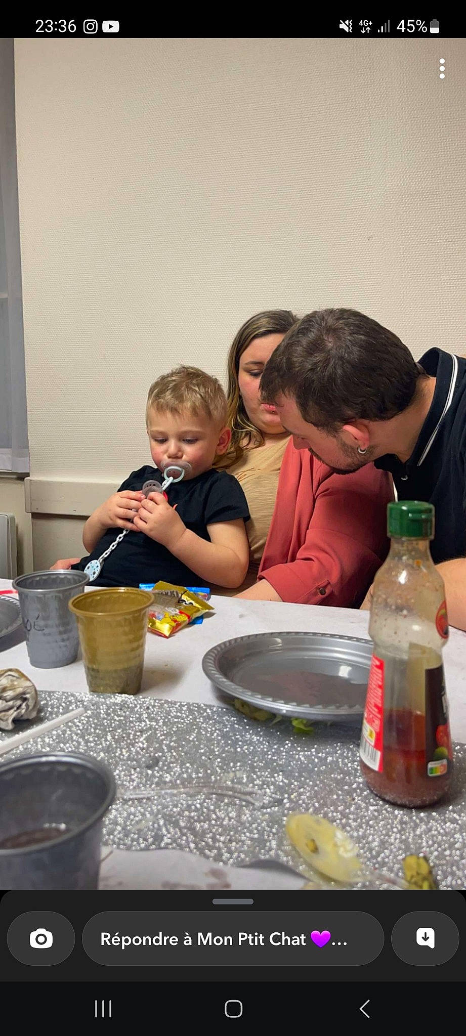 Manoé a rejoint le concours — aidez-le/la à gagner de superbes lots ! bottle, bowl, child, comfort_food, cooking, cookware_and_bakeware, cuisine, dish, event, kitchen, meal, mixing_bowl, person, plastic_bottle, plate, serveware, sharing, t_shirt, tableware, toddler