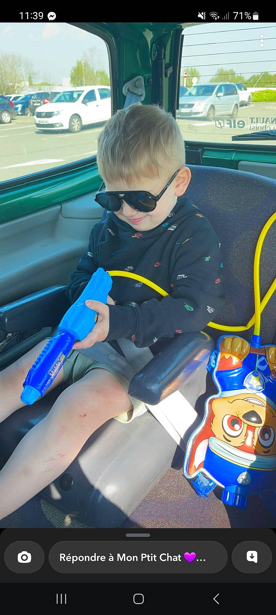 Manoé participe au concours pour gagner de l'argent avec cette photo : automotive_design, automotive_exterior, car, car_seat, child, electric_blue, eyewear, fun, glasses, goggles, lap, leg, motor_vehicle, person, shoe, steering_wheel, sunglasses, thigh, toddler, vehicle