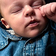 Louison a rejoint le concours — aidez-le/la à gagner de superbes lots ! baby, sleeping, face, denim_shirt, hand, peaceful, closeup, infant, skin, child, portrait, eyes_closed, cute, relaxation, clothing, human, soft, young, rest, peace