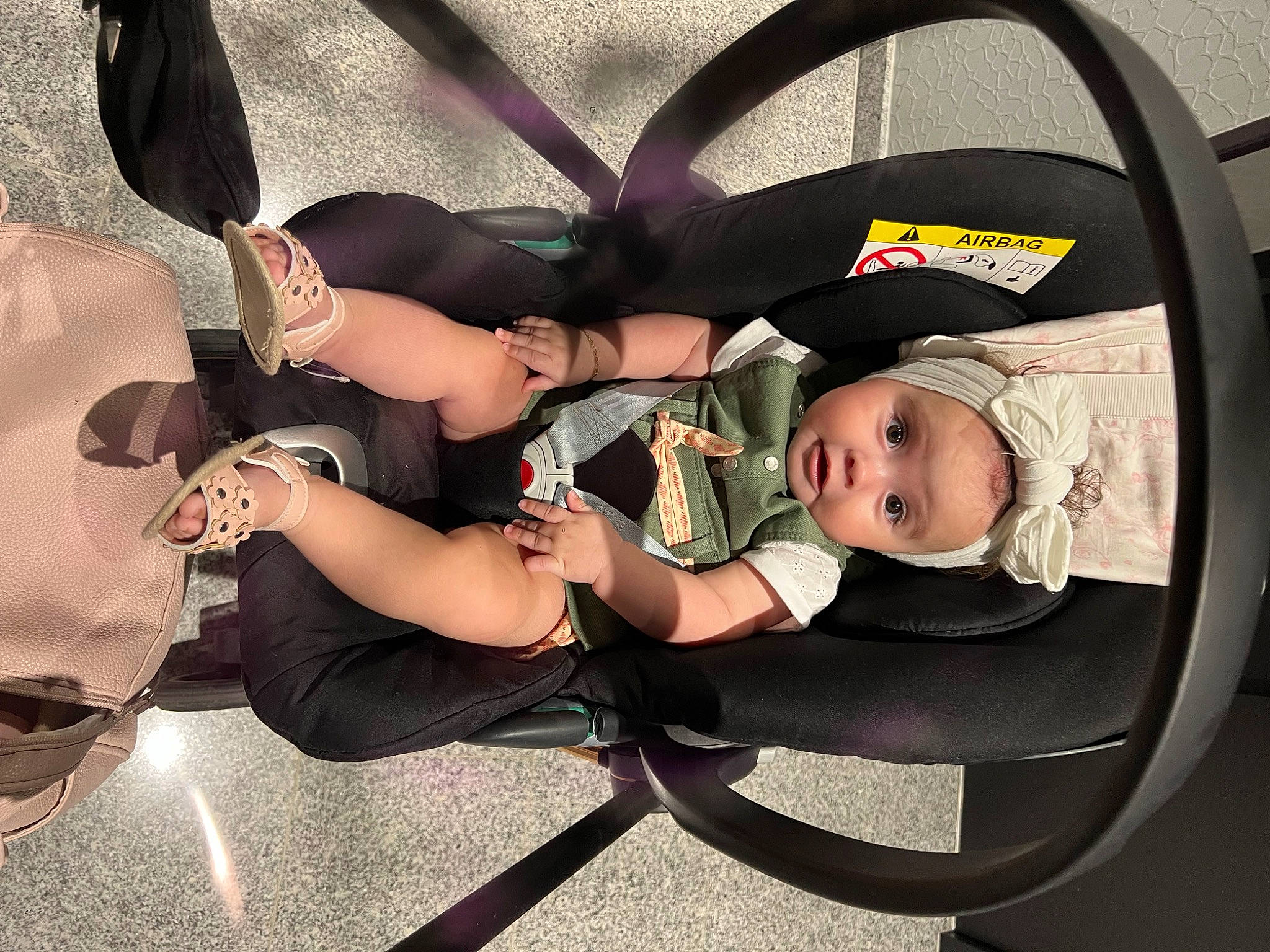 Mencia a rejoint le concours — aidez-le/la à gagner de superbes lots ! auto_part, baby, baby_carriage, baby_products, baby_toddler_clothing, car_seat, child, comfort, fashion_accessory, fun, headwear, lap, mammal, pattern, person, product, sitting, sock, thigh, toddler