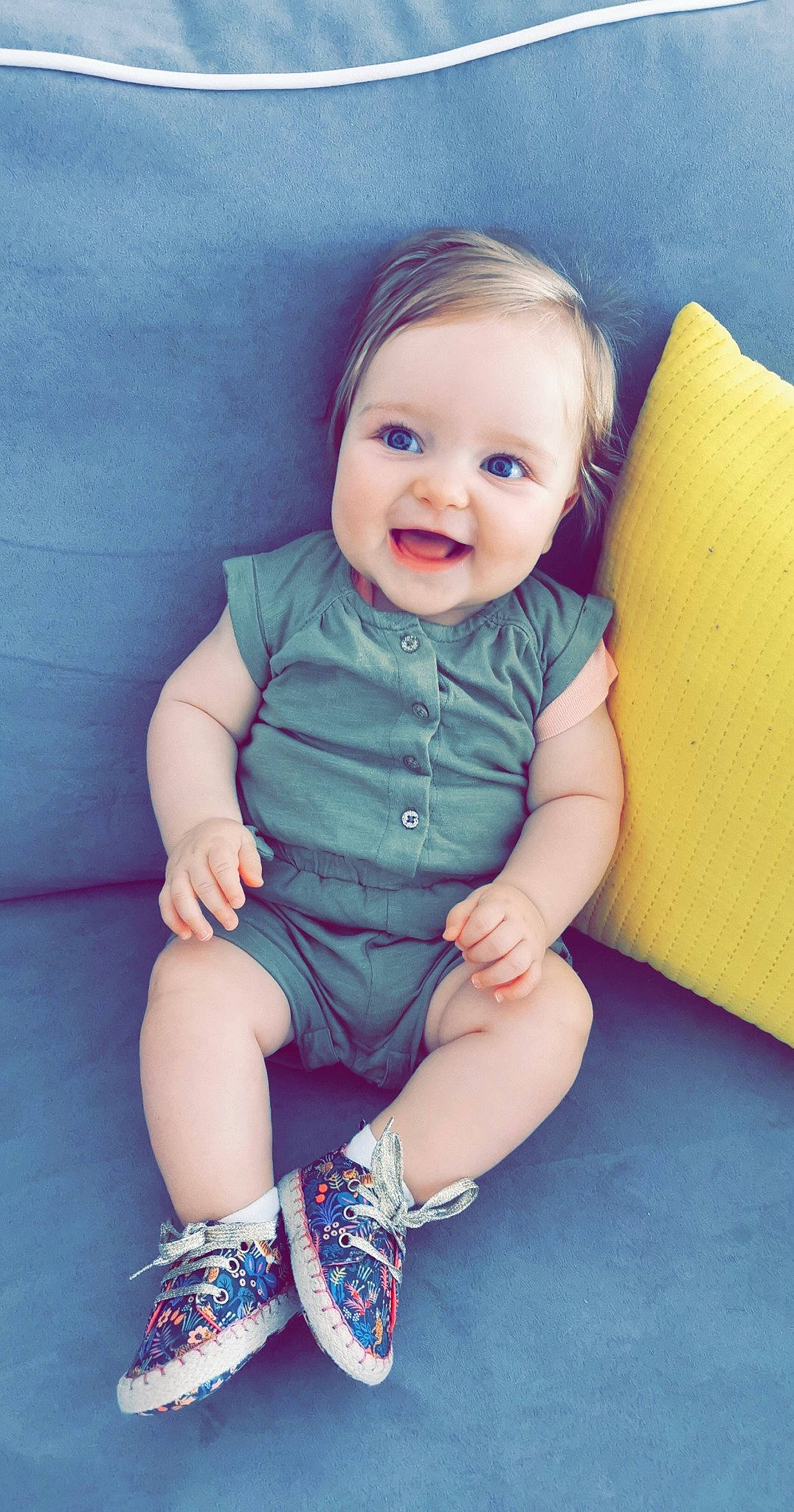 Mia participe au concours pour gagner de l'argent avec cette photo : baby, baby_toddler_clothing, beauty, blue, cheek, child, eye, face, facial_expression, footwear, head, iris, leg, lip, nose, person, pink, sitting, skin, smile