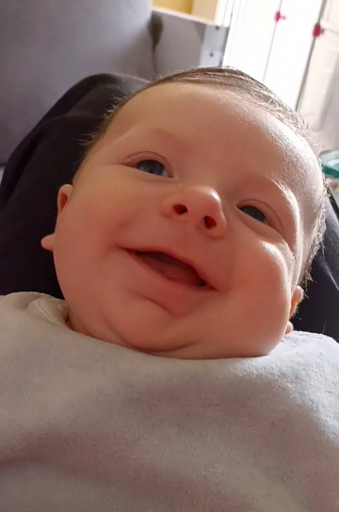 Logan participe au concours pour gagner de l'argent avec cette photo : baby, cheek, chin, comfort, eye, eyebrow, eyelash, face, forehead, happy, iris, jaw, lip, mouth, neck, nose, person, skin, sleeve, smile