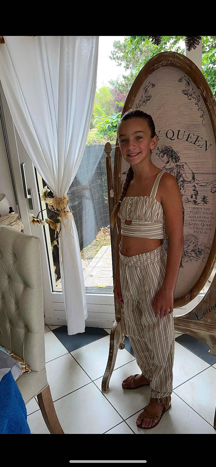 Jade participe au concours pour gagner de l'argent avec cette photo : abdomen, comfort, curtain, event, fashion_accessory, fashion_design, flooring, formal_wear, fun, happy, headpiece, human_leg, jewellery, joy, leisure, necklace, pattern, person, smile, waist