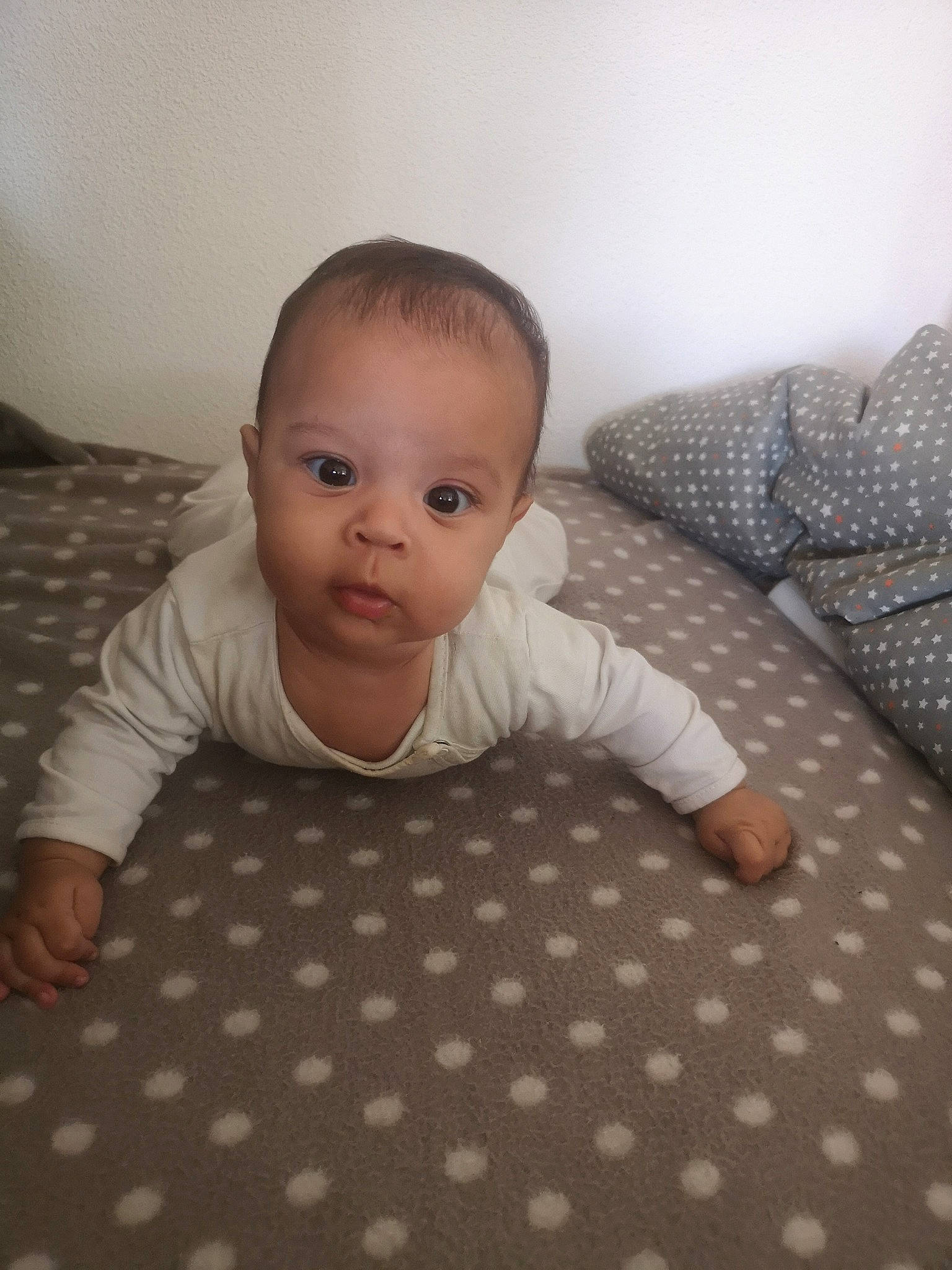 Meryl participe au concours pour gagner de l'argent avec cette photo : baby, cheek, child, crawling, eye, face, floor, flooring, head, pattern, person, sitting, skin, toddler, tummy_time