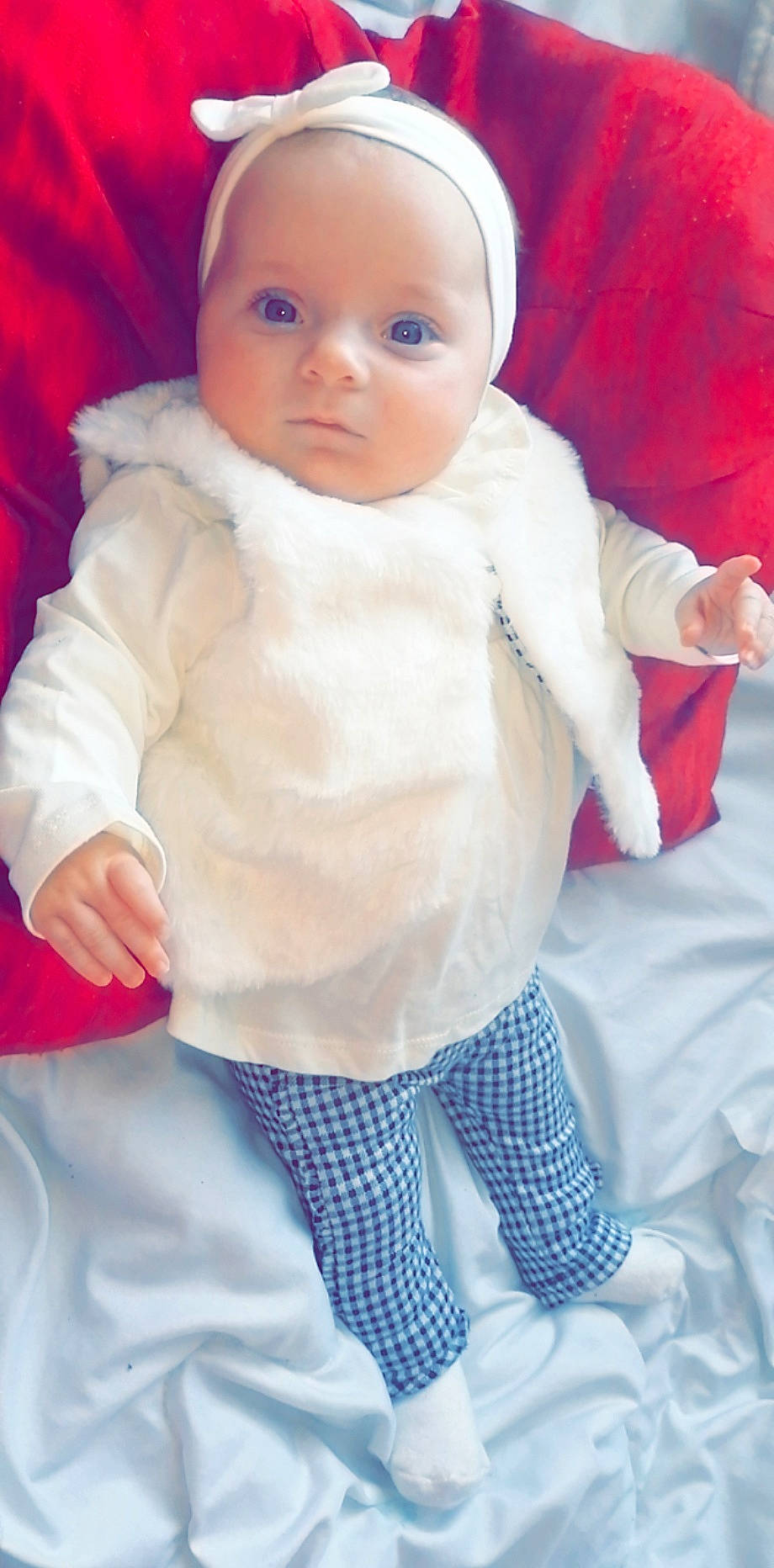 Inaya a rejoint le concours — aidez-le/la à gagner de superbes lots ! baby, baby_toddler_clothing, cheek, child, chin, comfort, eye, gesture, head, iris, lip, nose, pink, product, red, skin, sleeve, textile, toddler, white