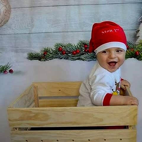 Nihno participe au concours pour gagner de l'argent avec cette photo : baby, cap, child, christmas, christmas_decoration, christmas_eve, headgear, headwear, interior_design, person, toddler