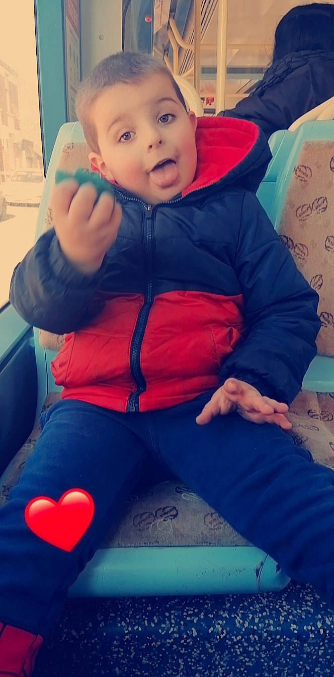 Nihno a rejoint le concours — aidez-le/la à gagner de superbes lots ! baby, baby_toddler_clothing, blue, cheek, comfort, cool, eye, face, finger, happy, head, human_body, lap, leg, mouth, nose, person, skin, sleeve, surprise