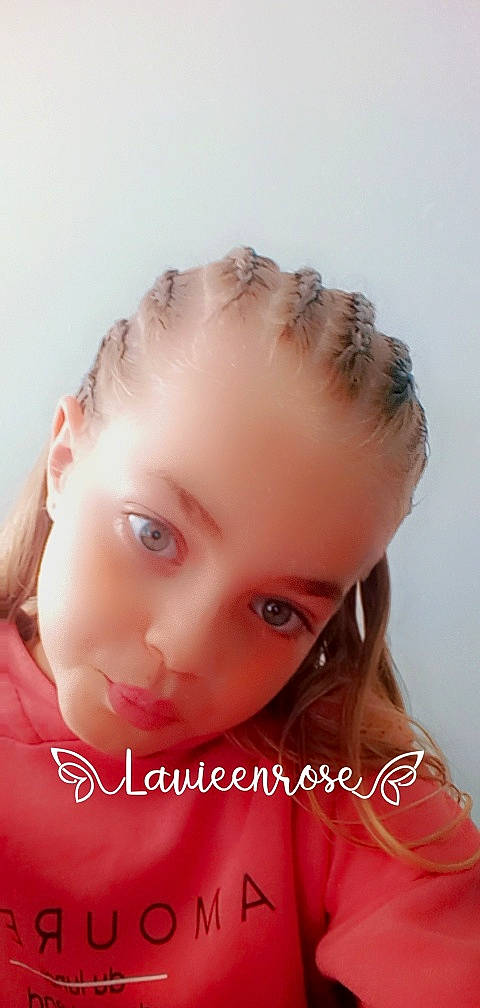 Célia a rejoint le concours — aidez-le/la à gagner de superbes lots ! blond, brown_hair, cheek, child, ear, eye, eyebrow, eyelash, flash_photography, forehead, gesture, hair, happy, iris, jaw, lip, long_hair, neck, nose, person