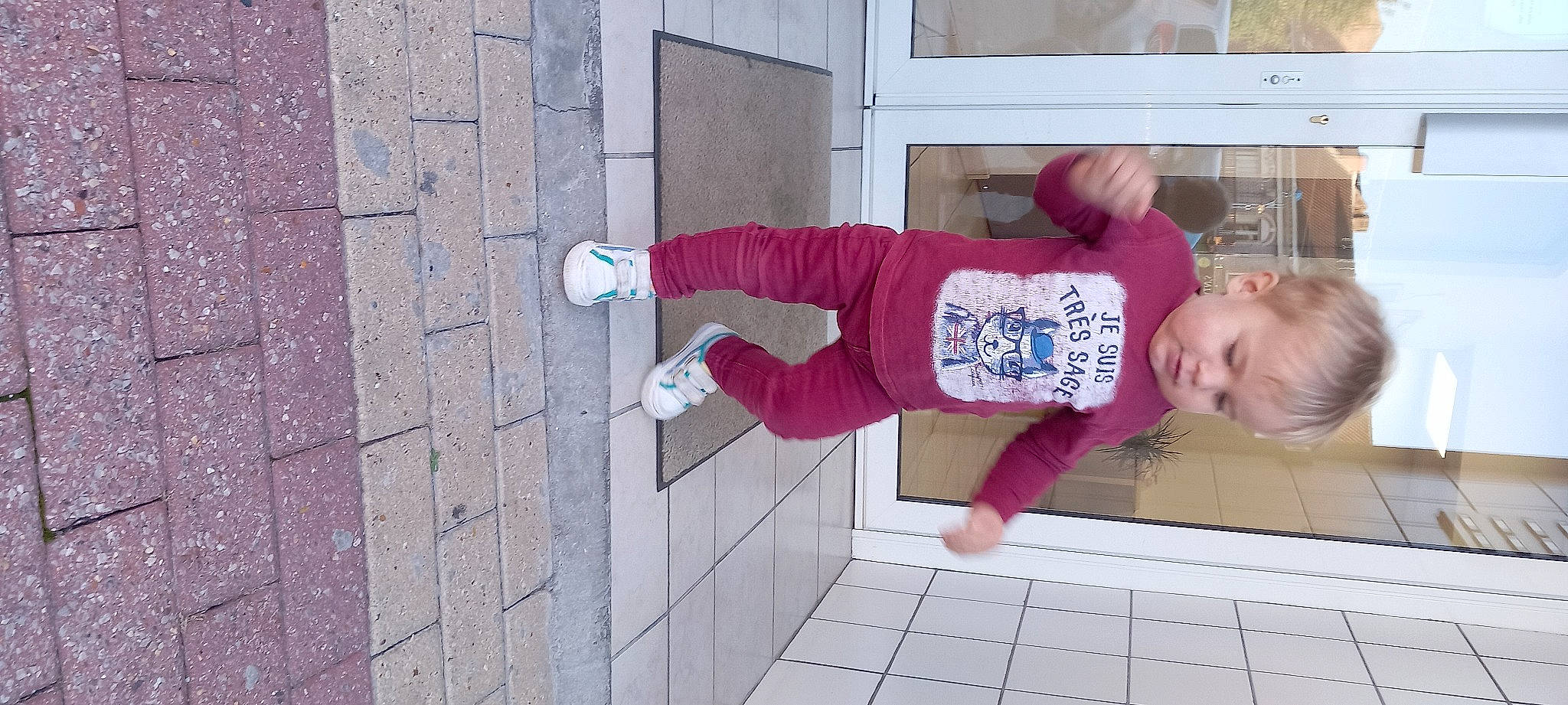 Julian participe au concours pour gagner de l'argent avec cette photo : baby_toddler_clothing, brick, carmine, child, concrete, facade, flooring, hat, human_leg, magenta, pattern, person, pink, shorts, sidewalk, sleeve, t_shirt, thigh, toddler, walking_shoe