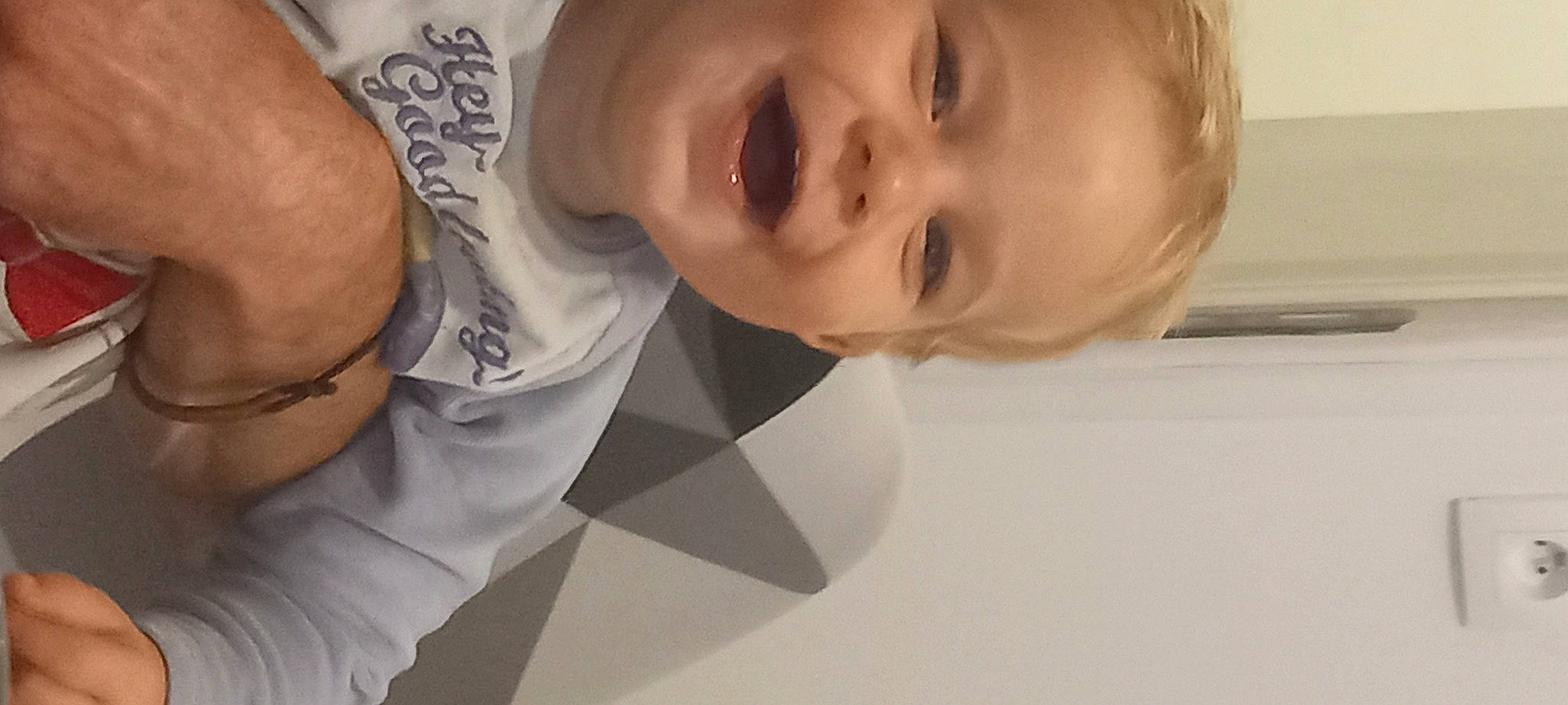 Julian a rejoint le concours — aidez-le/la à gagner de superbes lots ! arm, cheek, chin, dress, ear, eye, eyebrow, eyelash, face, forehead, hair, hairstyle, head, joy, lip, mouth, neck, nose, person, skin