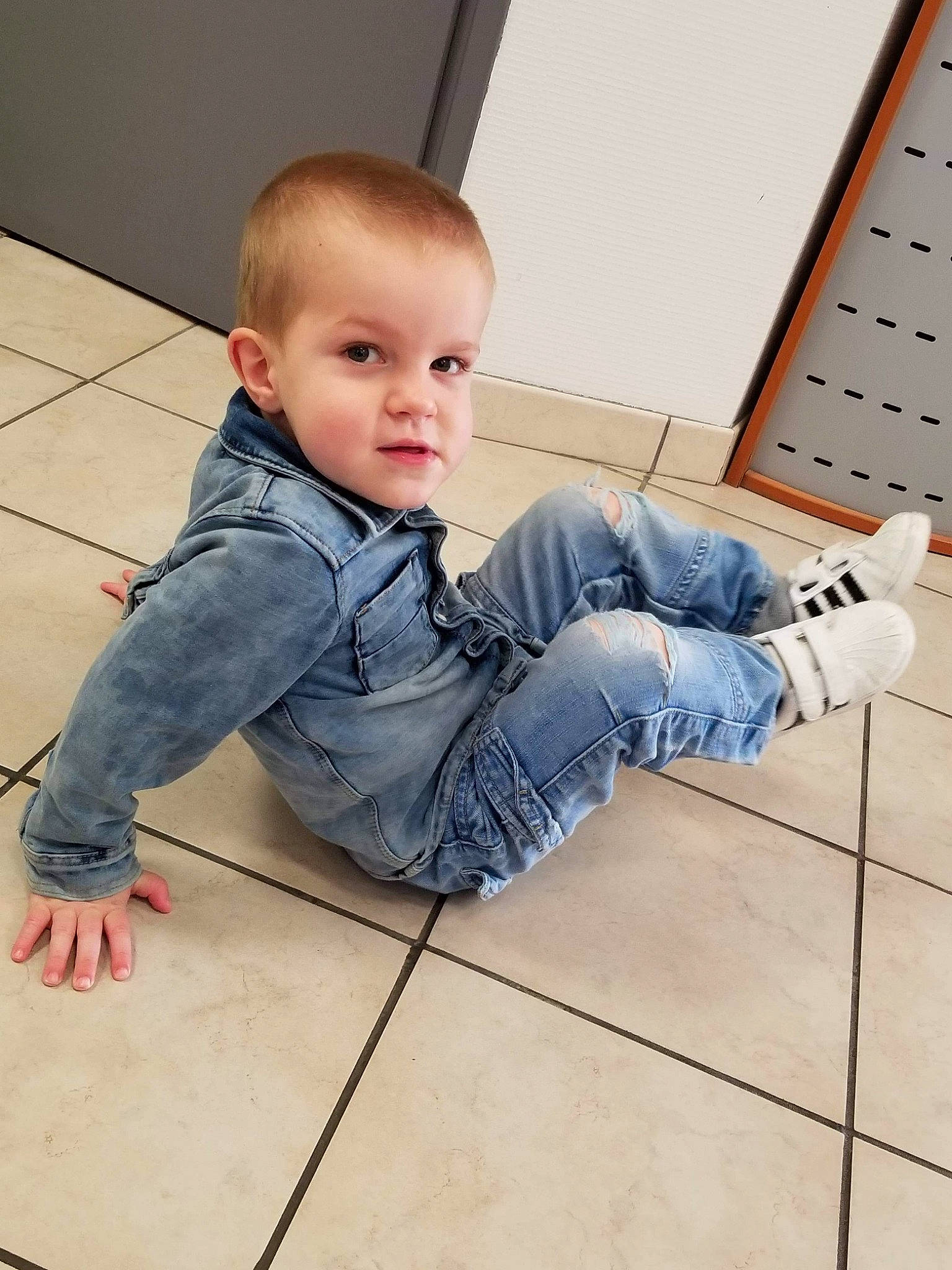 Kylian participe au concours pour gagner de l'argent avec cette photo : baby, cheek, child, floor, flooring, jeans, leg, person, toddler