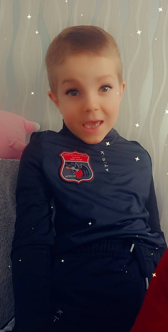 Kylian a rejoint le concours — aidez-le/la à gagner de superbes lots ! baby_toddler_clothing, cheek, chin, collar, eye, eyebrow, face, fun, hair, hairstyle, happy, head, lip, neck, person, skin, sleeve, smile, standing, t_shirt