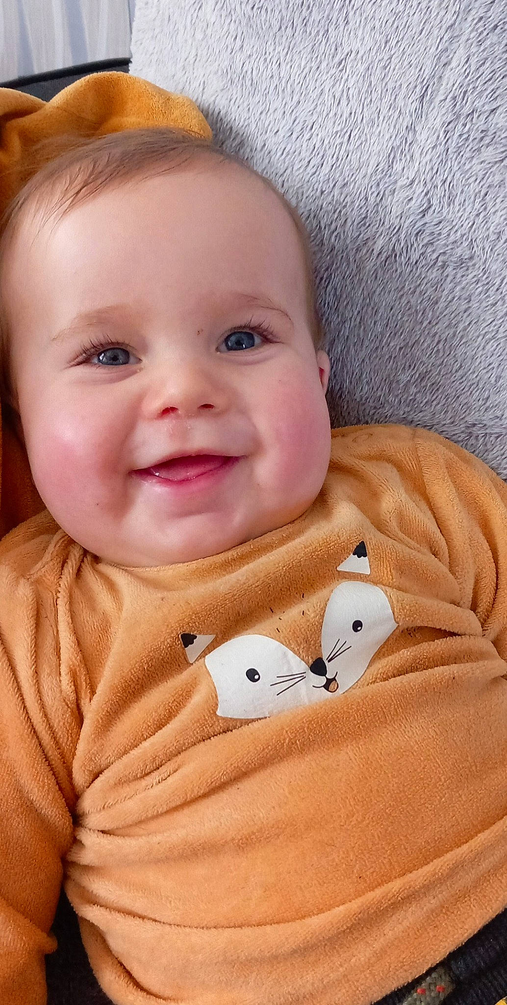 Julian a rejoint le concours — aidez-le/la à gagner de superbes lots ! baby, baby_laughing, baby_toddler_clothing, cheek, child, chin, close_up, comfort, eyebrow, face, facial_expression, happy, iris, joy, lip, mouth, nose, person, skin, sleeve