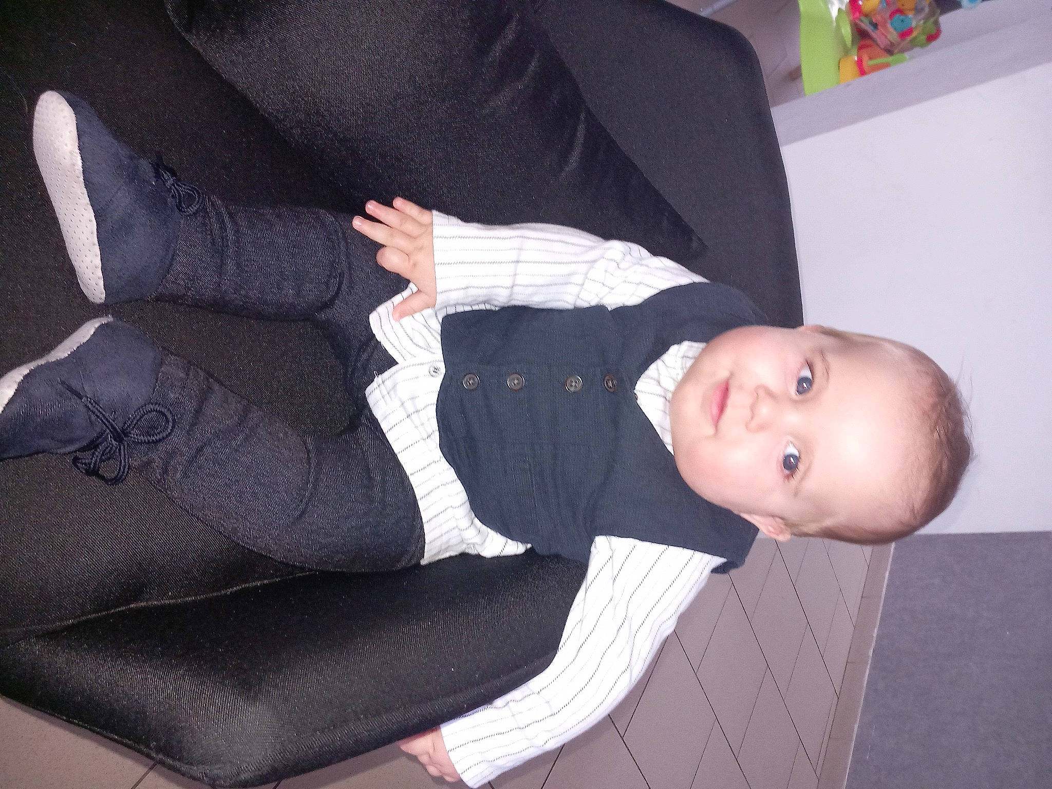 Julian participe au concours pour gagner de l'argent avec cette photo : baby, baby_toddler_clothing, child, collar, comfort, couch, elbow, human_leg, pattern, person, room, sitting, sleeve, smile, suit, thigh, tie, toddler
