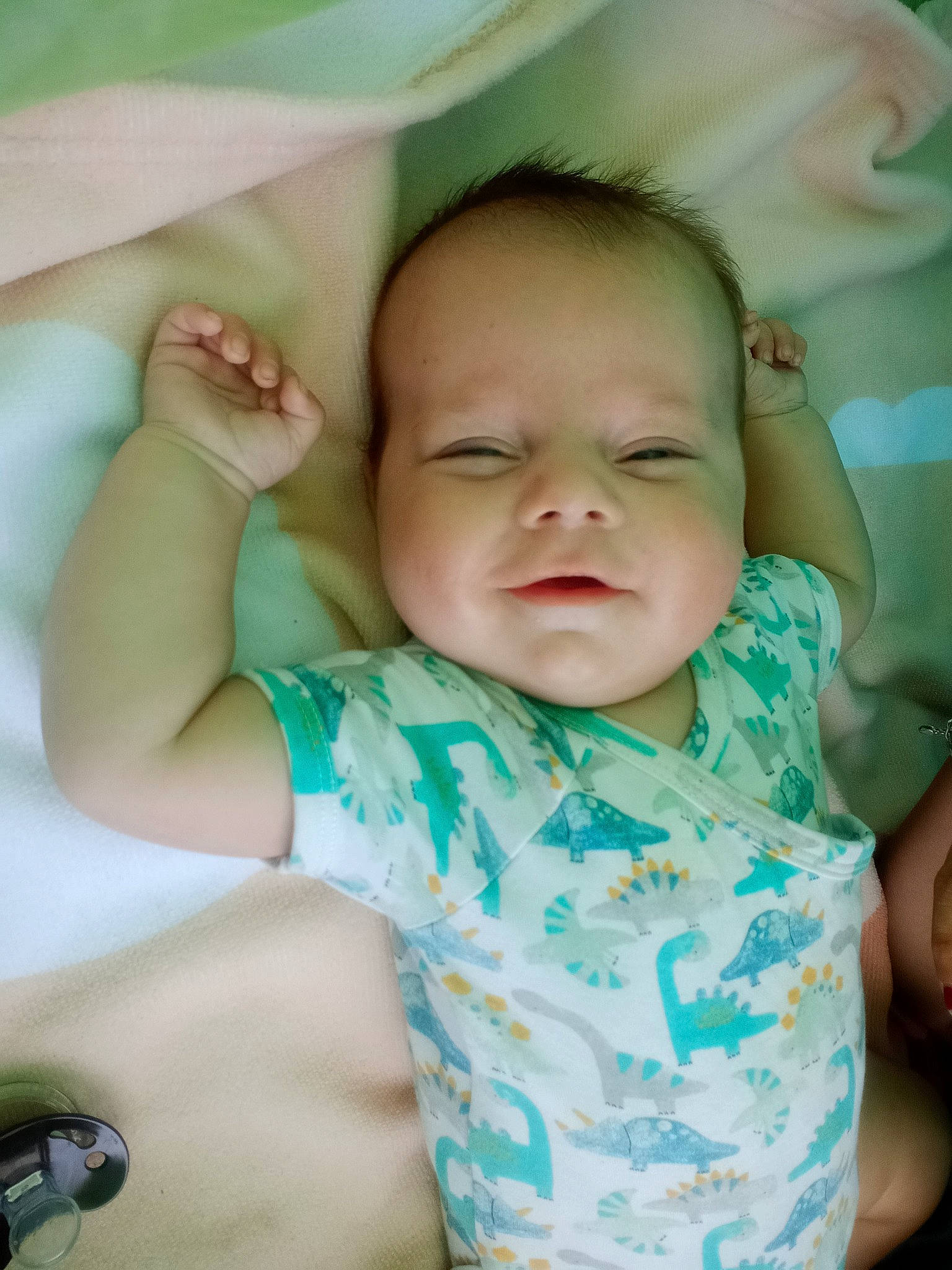 Julian participe au concours pour gagner de l'argent avec cette photo : baby, baby_toddler_clothing, cheek, chin, comfort, eye, eyebrow, facial_expression, hairstyle, hand, happy, iris, lip, mouth, neck, nose, person, photograph, skin, sleeve