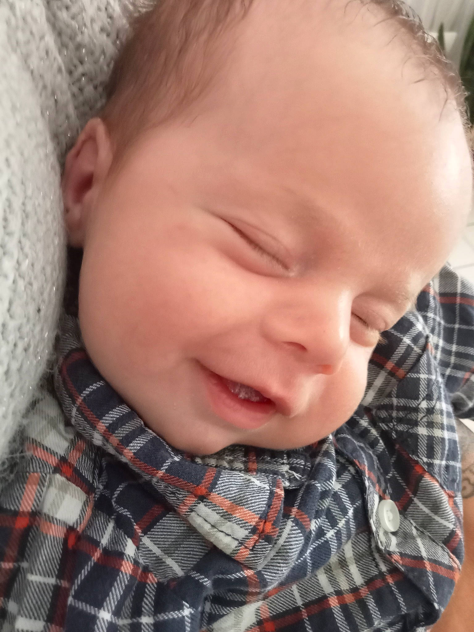 Julian a rejoint le concours — aidez-le/la à gagner de superbes lots ! baby, baby_toddler_clothing, cheek, chin, ear, eyebrow, eyelash, facial_expression, happy, iris, lip, mouth, nose, person, plaid, skin, sleeve, smile, tartan, textile