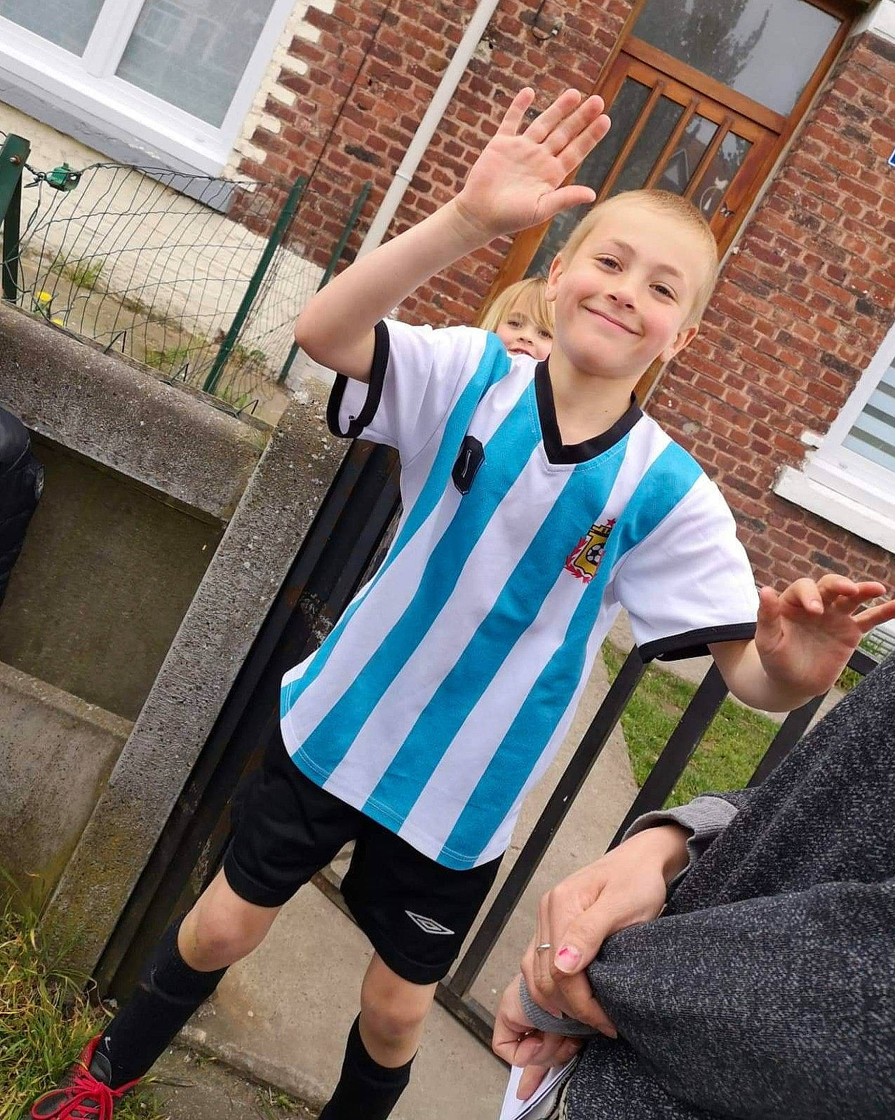 Rayan a rejoint le concours — aidez-le/la à gagner de superbes lots ! blue, finger, fun, gesture, hand, joy, person, photography, smile, style, t_shirt, team, uniform