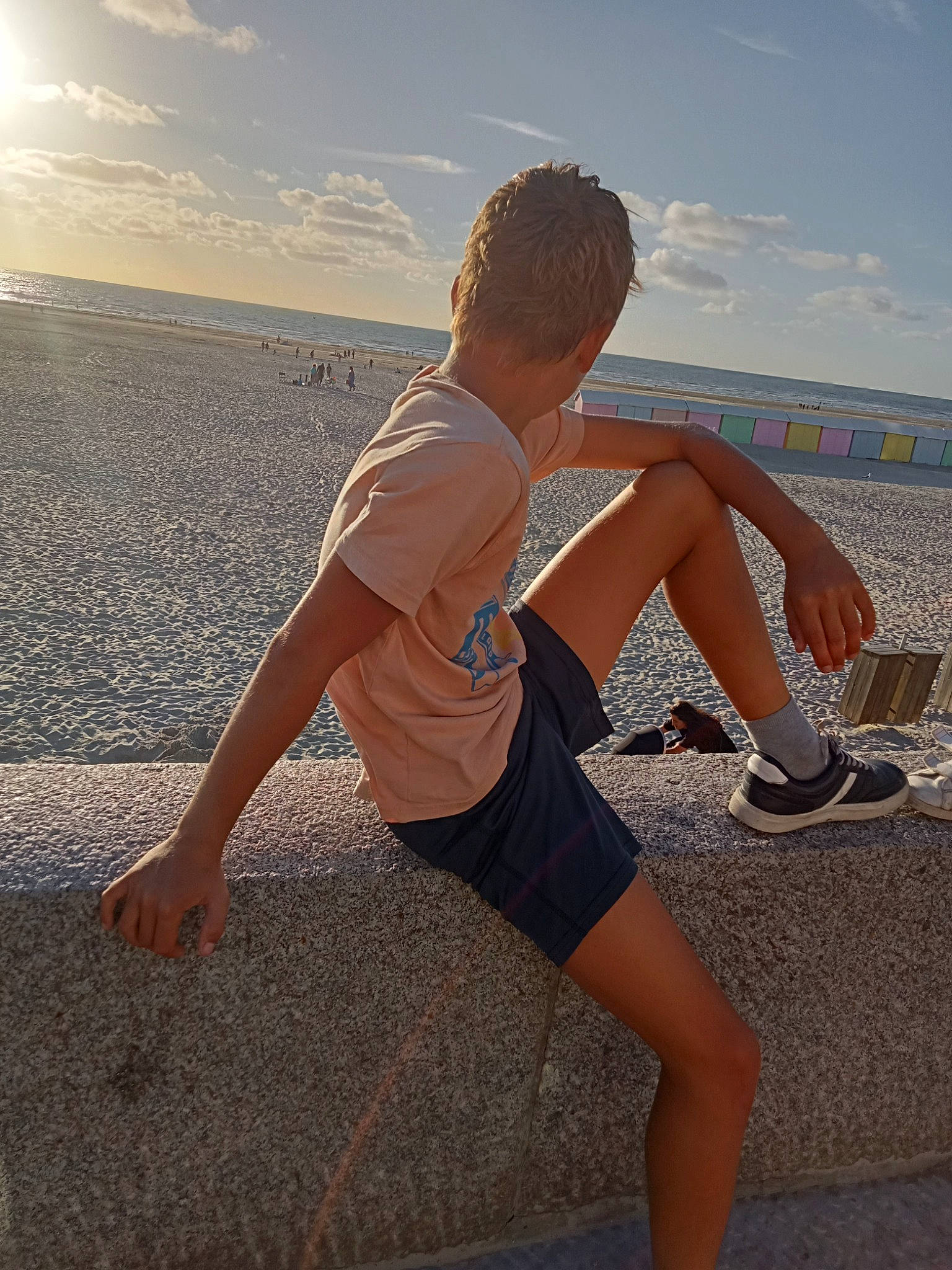 Rayan a rejoint le concours — aidez-le/la à gagner de superbes lots ! barefoot, calf, cloud, cool, elbow, eyewear, flash_photography, happy, knee, landscape, leisure, people_in_nature, person, shorts, shoulder, sky, sportswear, summer, t_shirt, thigh